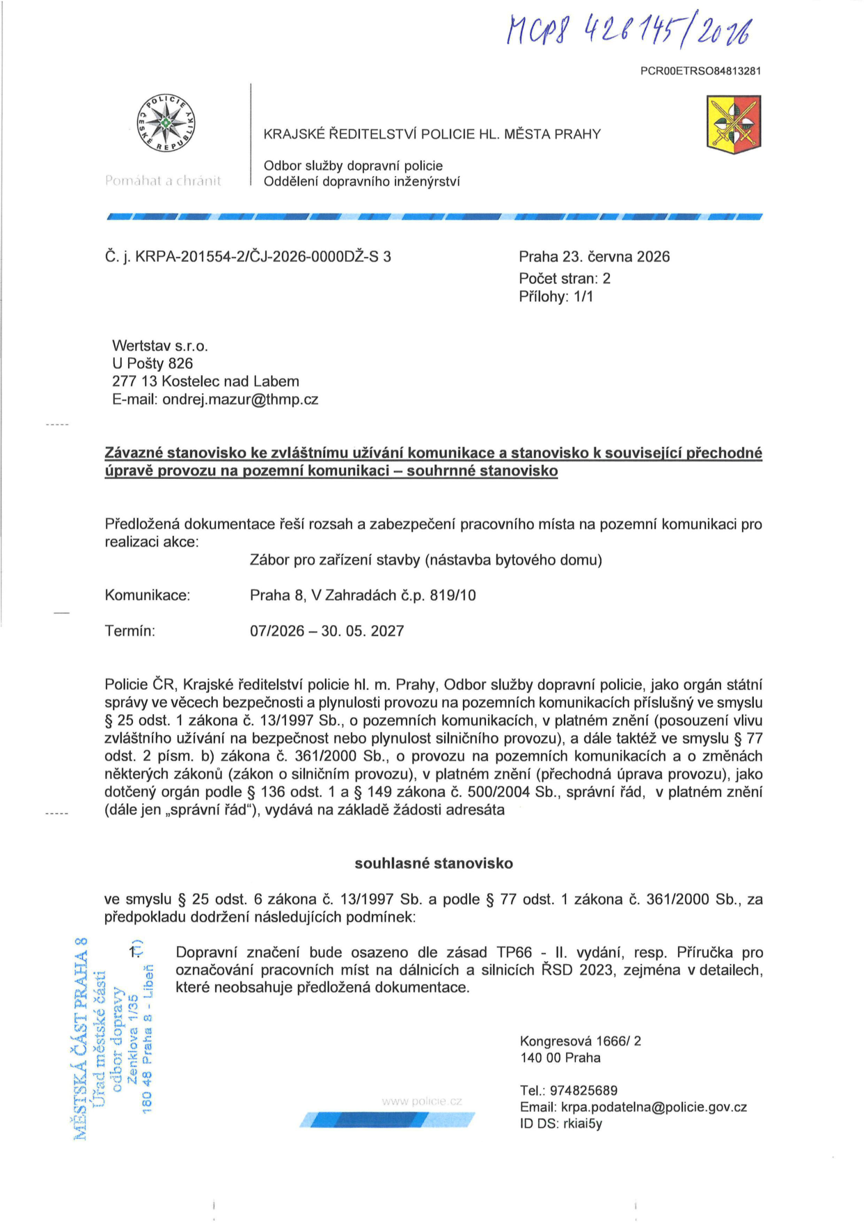 Závazné stanovisko Krajského ředitelství policie hl. m. Prahy k zvláštnímu užívání komunikace a přechodné úpravě provozu. Č. j. KRPA-201554-2/ČJ-2026-0000DŽ-S 3, ze dne 23. června 2026. Žadatel: Wertstav s.r.o., U Pošty 826, 277 13 Kostelec nad Labem. Předmět: Zábor pro zařízení stavby (nástavba bytového domu) na adrese Praha 8, V Zahradách č.p. 819/10. Termín: 07/2026 – 30. 05. 2027. Podmínka: Dopravní značení bude osazeno dle zásad TP66 - II. vydání, resp. Příručky pro označování pracovních míst na dálnicích a silnicích ŘSD 2023.