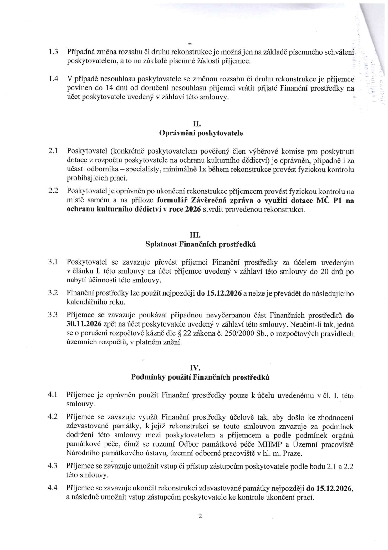 Strana 2 smlouvy o poskytnutí dotace na ochranu kulturního památky. Obsahuje body: 1.3 (změna rozsahu rekonstrukce), 1.4 (vrácení prostředků při nesouhlasu), II. Oprávnění poskytovatele (2.1 kontrola během rekonstrukce, 2.2 kontrola po rekonstrukci), III. Splatnost finančních prostředků (3.1 termín převodu, 3.2 termín použití do 15.12.2026, 3.3 vrácení nevyčerpaných prostředků do 30.11.2026), IV. Podmínky použití finančních prostředků (4.1 účelové použití, 4.2 zhodnocení památky a dodržení podmínek památkové péče, 4.3 umožnění vstupu, 4.4 ukončení rekonstrukce do 15.12.2026).