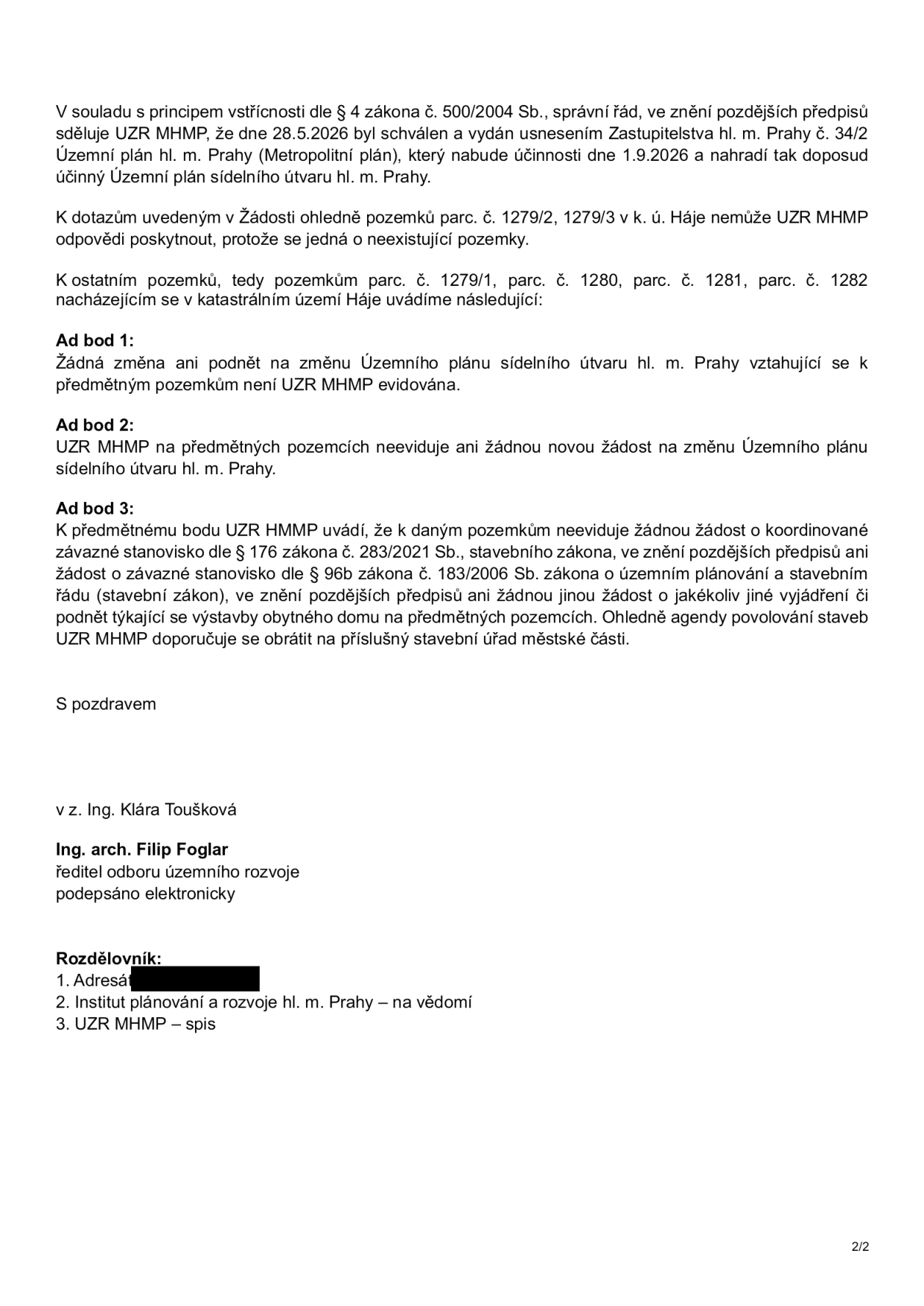 Úřední sdělení UZR MHMP (Odbor územního rozvoje Magistrátu hl. m. Prahy) ohledně pozemků v k.ú. Háje. UZR MHMP informuje, že dne 28.5.2026 byl schválen nový Územní plán hl. m. Prahy (Metropolitní plán), který nabude účinnosti 1.9.2026. K dotazům na pozemky parc. č. 1279/2 a 1279/3 uvádí, že jde o neexistující pozemky. K pozemkům parc. č. 1279/1, 1280, 1281 a 1282 sděluje: 1) Není evidována žádná změna ani podnět ke změně územního plánu. 2) Není evidována žádná nová žádost o změnu územního plánu. 3) Není evidována žádná žádost o koordinované závazné stanovisko dle stavebního zákona (č. 283/2021 Sb. ani č. 183/2006 Sb.) ani jiná žádost týkající se výstavby obytného domu; pro povolování staveb doporučuje obrátit se na příslušný stavební úřad městské části. Dokument podepsán za Ing. Kláru Touškovou, podepsal Ing. arch. Filip Foglar, ředitel odboru územního rozvoje.