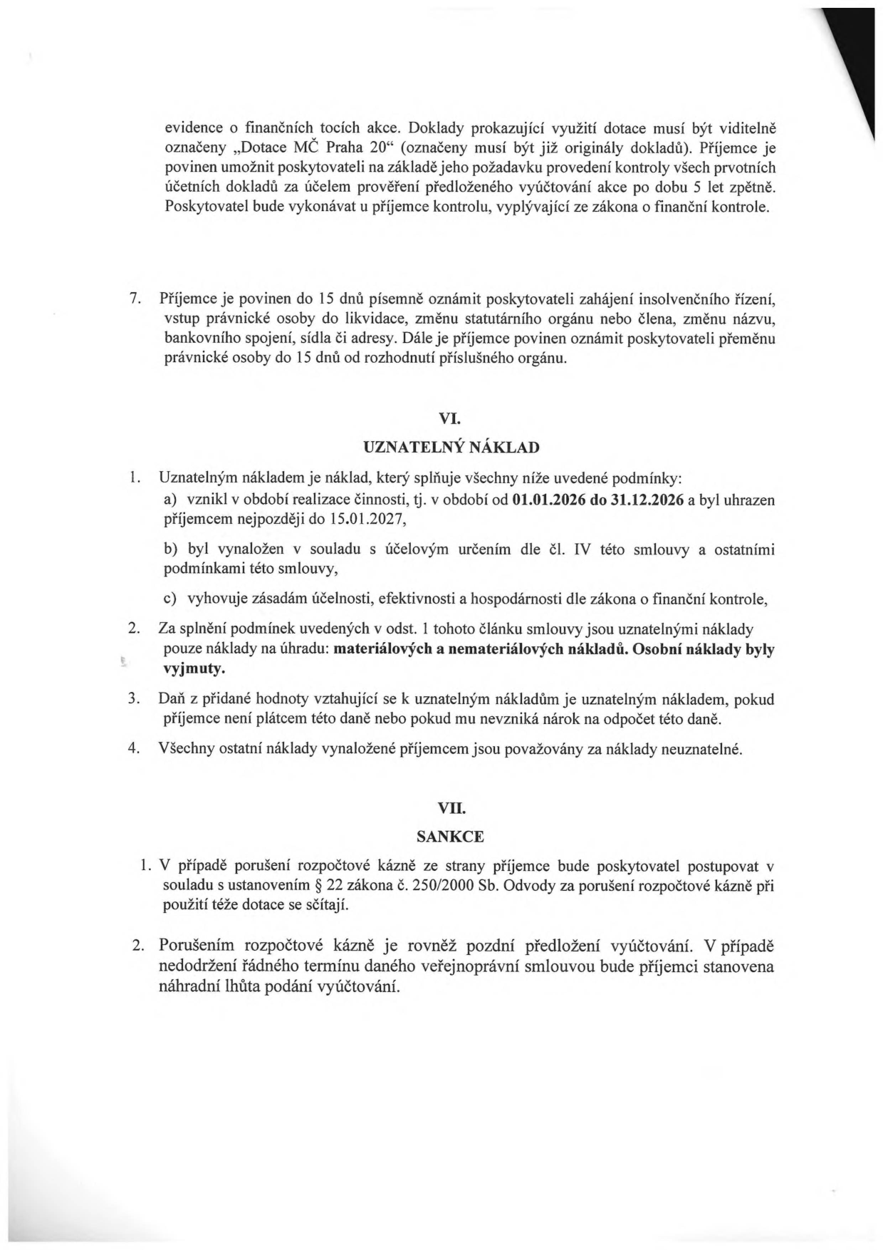 Výňatek ze smlouvy o poskytnutí dotace. Obsahuje: 1) Povinnost příjemce oznámit do 15 dnů změny (insolvence, likvidace, změna statutárního orgánu, názvu, bankovního spojení, sídla). 2) Článek VI. UZNATELNÝ NÁKLAD: definice uznatelného nákladu (vznik v období 01.01.2026 – 31.12.2026, úhrada do 15.01.2027, soulad s účelem, zásady účelnosti a hospodárnosti). Uznatelné jsou pouze materiálové a nemateriálové náklady, osobní náklady jsou vyjmuty. DPH je uznatelným nákladem, pokud příjemce není plátcem DPH nebo nemá nárok na odpočet. 3) Článek VII. SANKCE: porušení rozpočtové kázně se řídí § 22 zákona č. 250/2000 Sb. Pozdní předložení vyúčtování může vést ke stanovení náhradní lhůty.