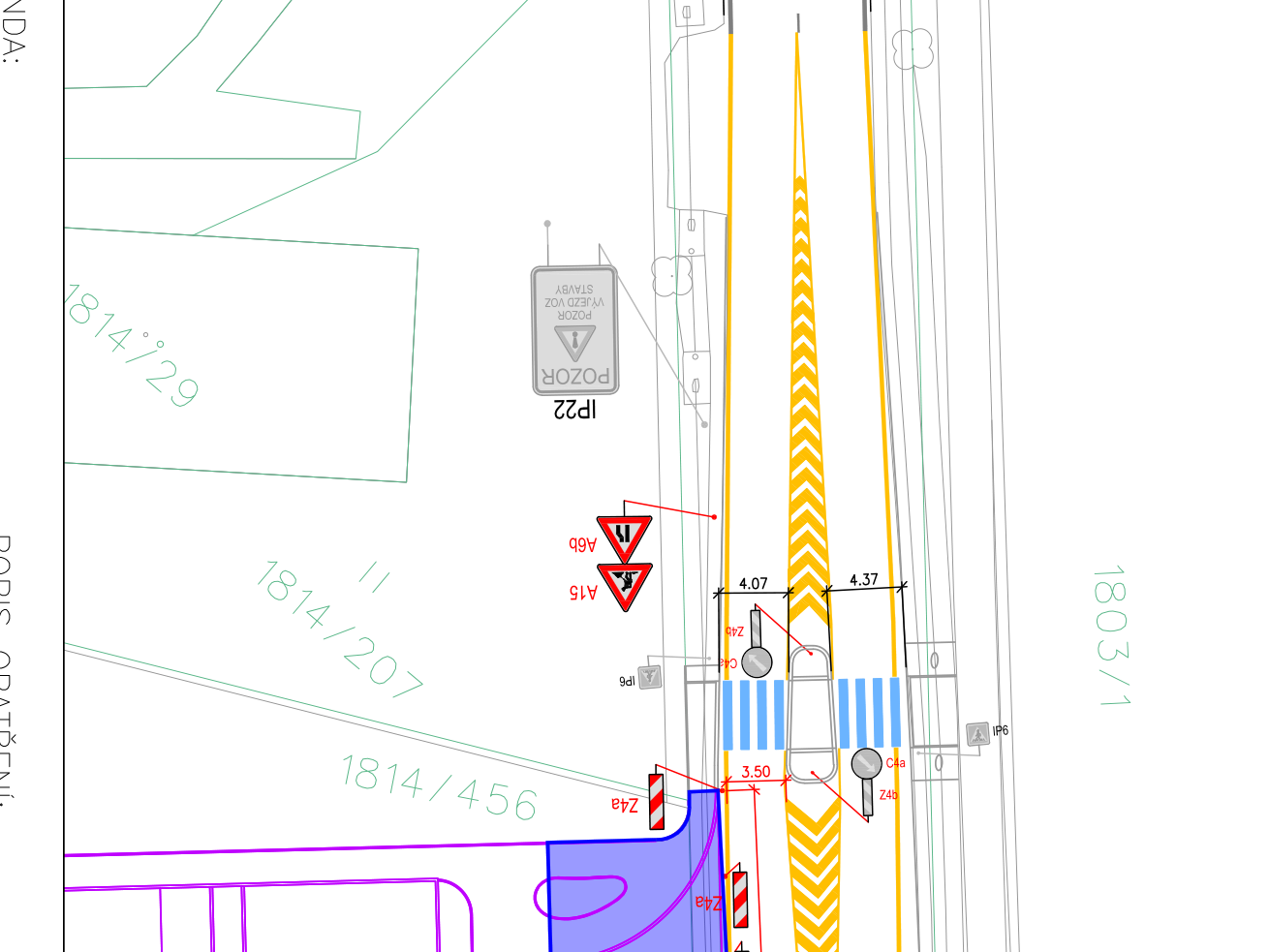 Situační nákres dopravního značení a úpravy komunikace. Obsahuje: dopravní značky A6b (pozor, nákladní automobily), A15 (práce na silnici), IP22 (pozor, výjezd vozidel stavby), IP6 (přechod pro chodce), C4a (přikázaný směr objíždění vpravo), Z4a a Z4b (vodící tabule). V nákresu jsou uvedeny kóty šířek (4.07, 4.37, 3.50) a parcelní čísla pozemků (1803/1, 1814/456, 1814/207, 1814/29).