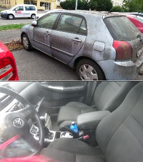 Fotografie vozu Toyota Yaris, exteriér (zanesený špínou a nečistotami) a interiér (palubní deska, sedadla, volant s logem Toyota, modrá lahev v držáku nápojů).