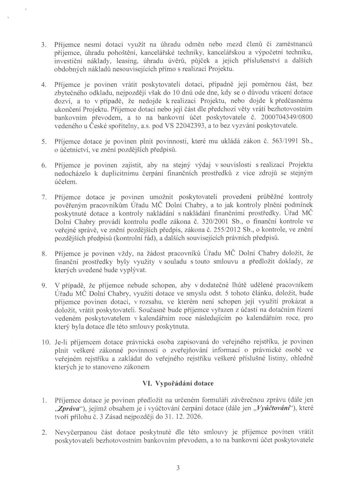 Strana 3 smlouvy o poskytnutí dotace. Obsahuje body 3 až 10 a článek VI. Vypořádání dotace (body 1 a 2). Klíčové informace: zákaz využití dotace na odměny, mzdy, pohoštění, kancelářskou techniku, leasing a úvěry. Povinnost vrátit dotaci při nedodržení účelu na účet 2000704349/0800 u České spořitelny, VS 22042393. Povinnost vést účetnictví dle zákona č. 563/1991 Sb. a umožnit kontrolu Úřadu MČ Dolní Chabry dle zákona č. 320/2001 Sb. a č. 255/2012 Sb. Závěrečnou zprávu a vyúčtování je nutné předložit nejpozději do 31. 12. 2026.