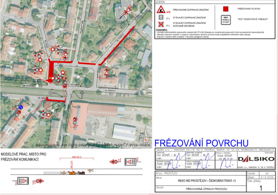 Plán dočasné úpravy provozu pro frézování povrchu komunikací v Prostějově (akce: REKO MS PROSTĚJOV - ČESKOBRATRSKÁ +3). Dokument obsahuje situační mapu s vyznačenými úseky frézování (červená barva) a dopravním značením. Legenda: A15 (přechodné dopravní značení), IP4 (stávající značení), přeškrtnuté IP4 (dočasně zrušené), červený čtverec (frézovaná plocha), tabulka 'MIMO VOZIDLA STAVBY'. Poznámky: umístění značení dle TP 66, stávající značení v rozporu bude zneplatněno, značení B28 umístěno 7 dní před zahájením. Odsouhlaseno dne 02.06.2026 pod č.j. KRPM-7677/ČJ-2026-141206. Zhotovitel: DALSIKO s.r.o., Vrahovická 4251/18, 796 01 Prostějov, tel: 725 120 324, info@dalsiko.cz. Datum dokumentu: 21.5.2026.