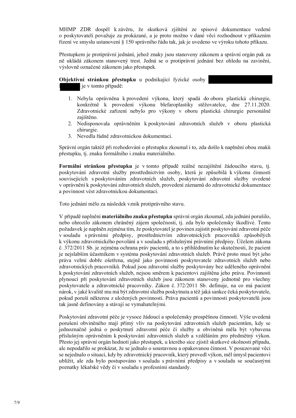 Úřední dokument (strana 7/9) obsahující právní odůvodnění přestupku poskytovatele zdravotních služeb. Klíčové body: 1. Poskytovatel nebyl oprávněn k výkonu plastické chirurgie (blefaroplastika dne 27.11.2020). 2. Zdravotnické zařízení nebylo personálně zajištěno pro obor plastické chirurgie. 3. Nedisponovalo oprávněním k poskytování zdravotních služeb v oboru plastické chirurgie. 4. Nevedlo řádně zdravotnickou dokumentaci. Dokument dále rozebírá formální a materiální stránku přestupku, zdůrazňuje ochranu práv pacientů dle zákona č. 372/2011 Sb. a konstatuje, že ačkoliv se neprokázala soustavná činnost ani úmysl ublížit, došlo k porušení povinností při poskytování zdravotní péče.