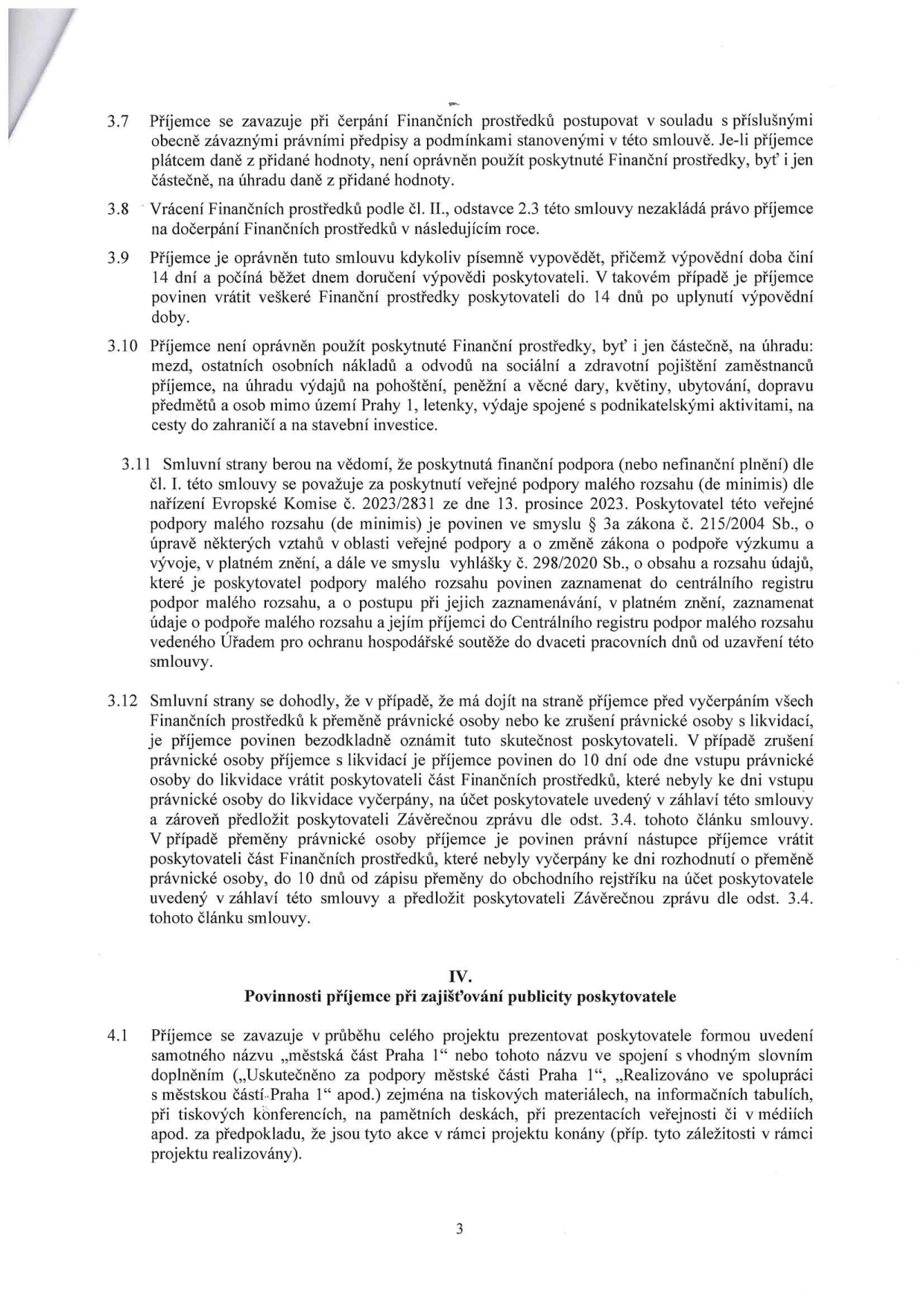 Strana 3 smlouvy obsahující body 3.7 až 4.1. Body 3.7-3.12 definují pravidla pro čerpání finančních prostředků, vracení prostředků, výpověď smlouvy, omezení použití prostředků (např. zákaz úhrady mezd, pohoštění, darů, cest do zahraničí), informaci o veřejné podpoře malého rozsahu (de minimis) a postup při přeměně či zrušení právnické osoby příjemce. Bod 4.1 stanovuje povinnosti příjemce ohledně publicity poskytovatele (městská část Praha 1) v rámci projektu.