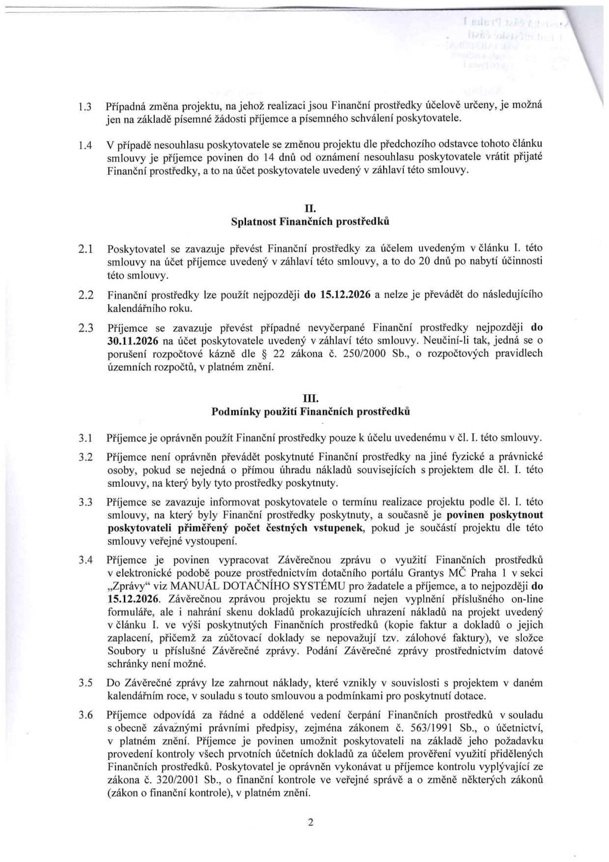 Druhá strana smlouvy o poskytnutí finančních prostředků. Obsahuje body 1.3 a 1.4 týkající se změn projektu a vracení prostředků. Článek II. 'Splatnost Finančních prostředků' (body 2.1-2.3) stanovuje termíny převodu (do 20 dnů od účinnosti), použití (do 15.12.2026) a vrácení nevyčerpaných prostředků (do 30.11.2026). Článek III. 'Podmínky použití Finančních prostředků' (body 3.1-3.6) specifikuje účelové určení, zákaz převodu na jiné osoby, povinnost informovat o termínech, poskytnutí čestných vstupenek, povinnost vypracovat Závěrečnou zprávu v elektronické podobě přes dotační portál MČ Praha 1 nejpozději do 15.12.2026 (včetně doložení faktur a dokladů o zaplacení) a povinnost řádného vedení účetnictví a umožnění kontroly dle zákona č. 563/1991 Sb. a č. 320/2001 Sb.