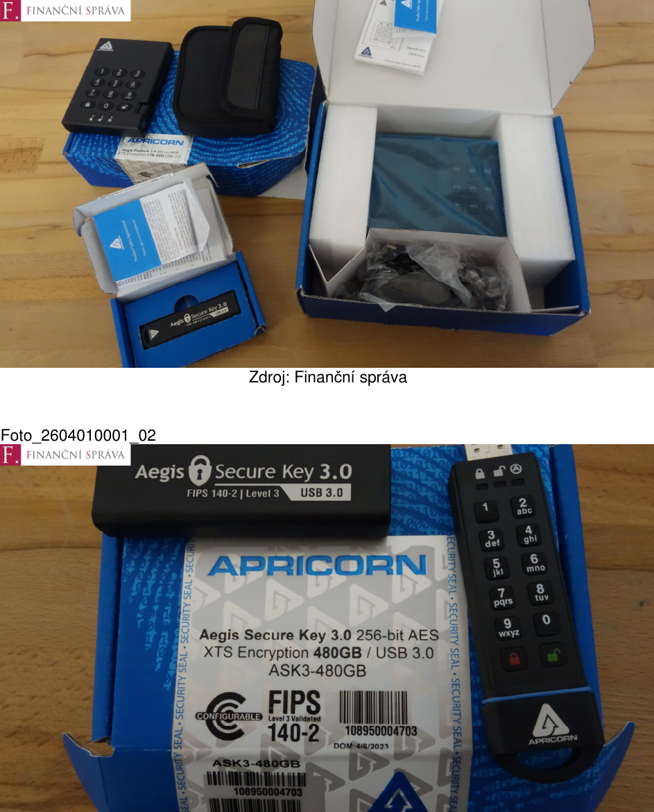 Fotografie hardwarových šifrovaných USB disků značky Apricorn. Na obrázcích je zobrazen produkt 'Aegis Secure Key 3.0' s kapacitou 480 GB. Specifikace uvedené na obalu: 256-bit AES XTS Encryption, USB 3.0, FIPS 140-2 Level 3 Validated, model ASK3-480GB, datum výroby (DOM) 4/6/2023, sériové číslo 108950004703.