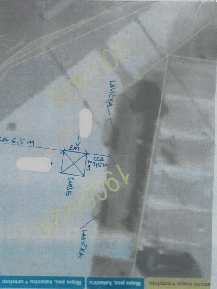 Situační nákres umístění objektu (cube) a laviček v katastrální mapě s ortofoto podkladem.
