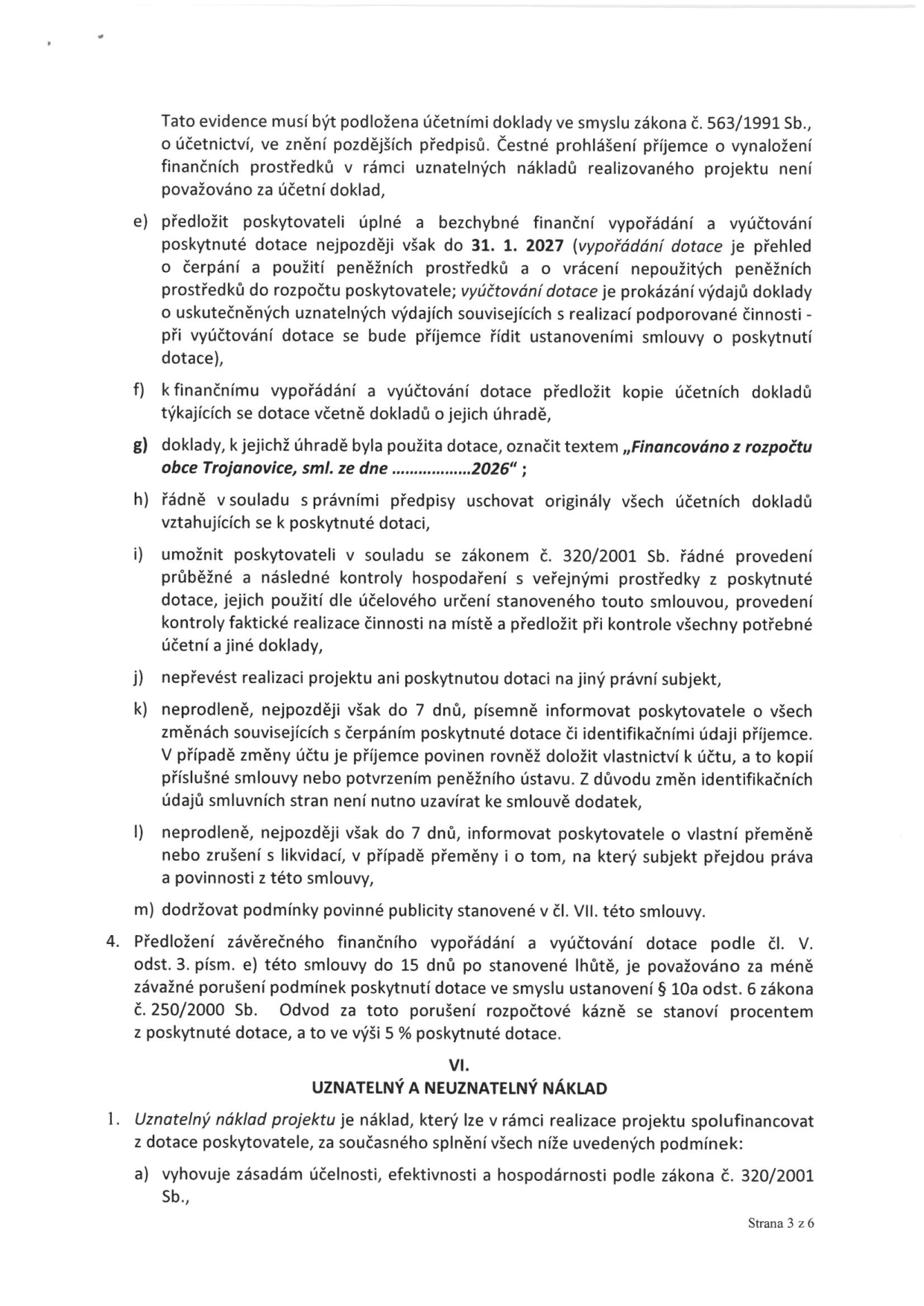 Výňatek ze smlouvy o poskytnutí dotace (strana 3 z 6). Obsahuje povinnosti příjemce dotace: e) předložit vyúčtování do 31. 1. 2027, f) doložit kopie účetních dokladů, g) označit doklady textem „Financováno z rozpočtu obce Trojanovice, sml. ze dne ...............2026“, h) uschovat originály dokladů, i) umožnit kontrolu dle zákona č. 320/2001 Sb., j) nepřevést realizaci na jiný subjekt, k) informovat o změnách do 7 dnů, l) informovat o přeměně či zrušení do 7 dnů, m) dodržovat publicitu. Bod 4 stanovuje sankci za pozdní předložení vyúčtování (odvod za porušení rozpočtové kázně ve výši 5 % dotace). Článek VI. definuje uznatelné a neuznatelné náklady, bod 1a) vyžaduje soulad se zásadami účelnosti, efektivnosti a hospodárnosti dle zákona č. 320/2001 Sb.