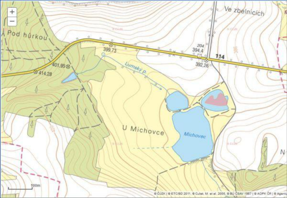Topografická mapa oblasti 'U Michovce'. Obsahuje: název lokality 'U Michovce', název vodního toku 'Lumský p.', název vodní plochy 'Michovec', název oblasti 'Pod hůrkou' a 'Ve zbelnicích', silnici č. 114, výškové body (399,73; 401,95; 414,28; 394,4; 392,26), vrstevnice, lesní porosty a měřítko 100 m. Uvedené zdroje dat: ČÚZK, ETC/BD 2011, Culek, M. et al. 2005, BÚ ČSAV 1987, AOPK ČR.