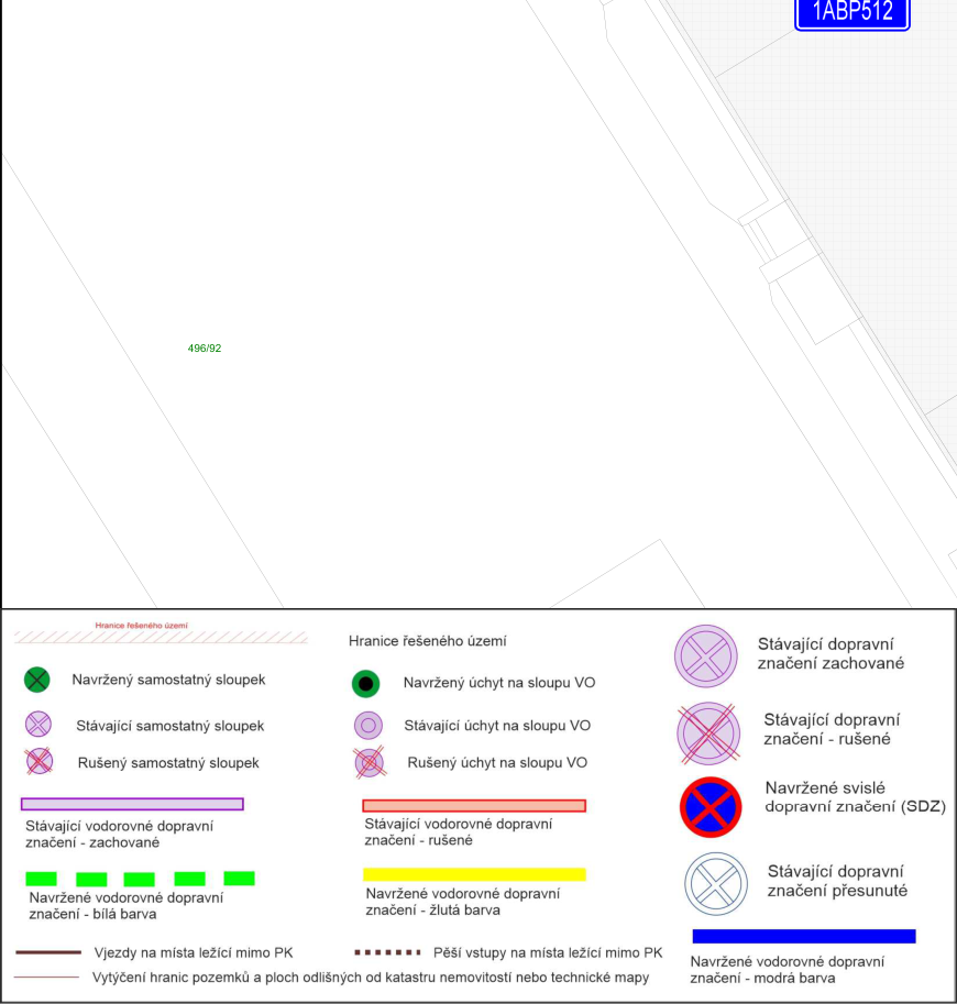 Situační výkres dopravního značení s legendou. Obsahuje parcelní číslo 496/92 a označení 1ABP512. Legenda obsahuje: Hranice řešeného území, Navržený samostatný sloupek, Stávající samostatný sloupek, Rušený samostatný sloupek, Navržený úchyt na sloupu VO, Stávající úchyt na sloupu VO, Rušený úchyt na sloupu VO, Stávající vodorovné dopravní značení - zachované, Stávající vodorovné dopravní značení - rušené, Navržené vodorovné dopravní značení - bílá barva, Navržené vodorovné dopravní značení - žlutá barva, Stávající dopravní značení zachované, Stávající dopravní značení - rušené, Navržené svislé dopravní značení (SDZ), Stávající dopravní značení přesunuté, Vjezdy na místa ležící mimo PK, Pěší vstupy na místa ležící mimo PK, Vytýčení hranic pozemků a ploch odlišných od katastru nemovitostí nebo technické mapy, Navržené vodorovné dopravní značení - modrá barva.