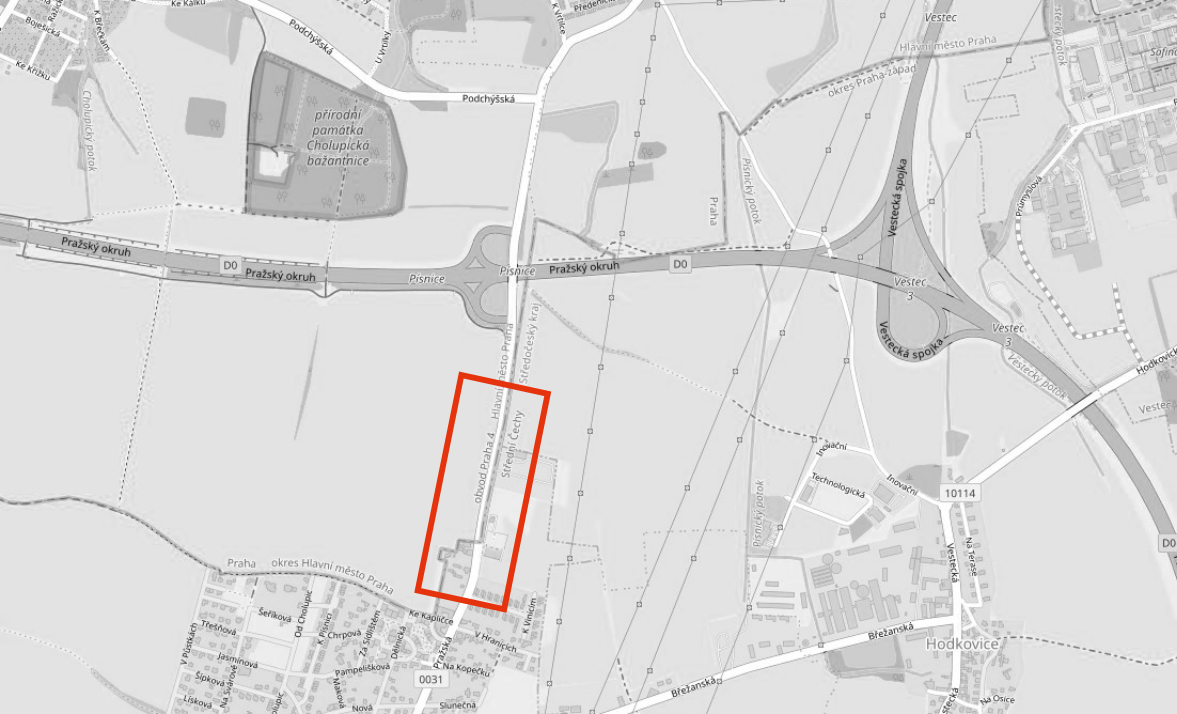 Situační mapa oblasti mezi Prahou a obcí Vestec. Mapa zobrazuje dálniční okruh (Pražský okruh D0), přírodní památku Cholupická bažantnice a okolní ulice (např. Podchyšská, K Vrtilce, Břežanská, Vestecká spojka). Červeným obdélníkem je vyznačena oblast na hranici mezi Hlavním městem Prahou a Středočeským krajem, konkrétně v okolí ulice Pražská a silnice 0031.