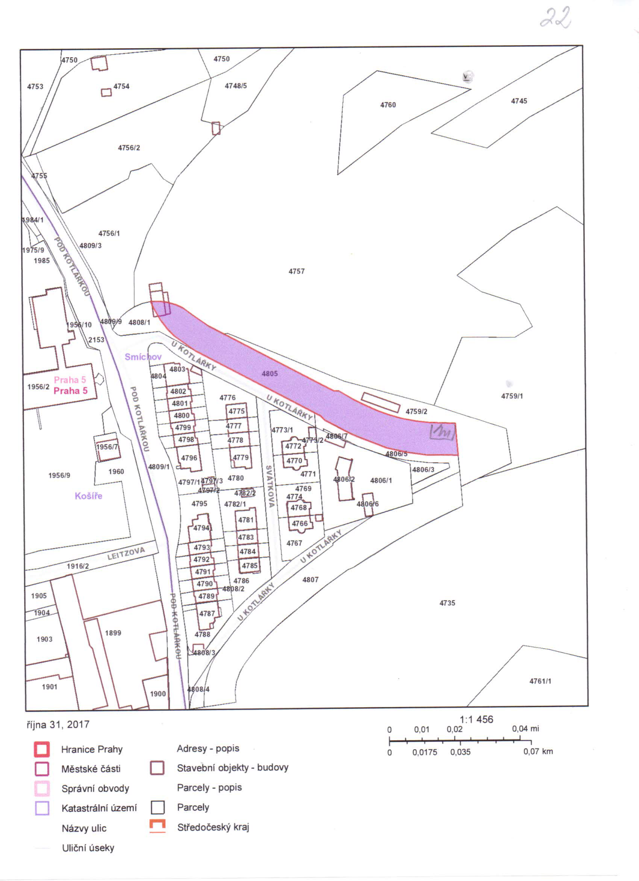 Katastrální mapa oblasti v Praze (Smíchov/Košíře) s vyznačeným zájmovým územím (zvýrazněno růžovou barvou). Mapa obsahuje čísla parcel (např. 4750, 4756/1, 4805, 4806/5, 4797/1, 4808/3, 4761/1), názvy ulic (Pod Kotlářkou, U Kotlářky, Leitzova, Svatkova) a označení městských částí (Praha 5). V dolní části je legenda: Hranice Prahy, Městské části, Správní obvody, Katastrální území, Názvy ulic, Uliční úseky, Adresy - popis, Stavební objekty - budovy, Parcely - popis, Parcely, Středočeský kraj. Datum: října 31, 2017. Měřítko: 1:1 456.