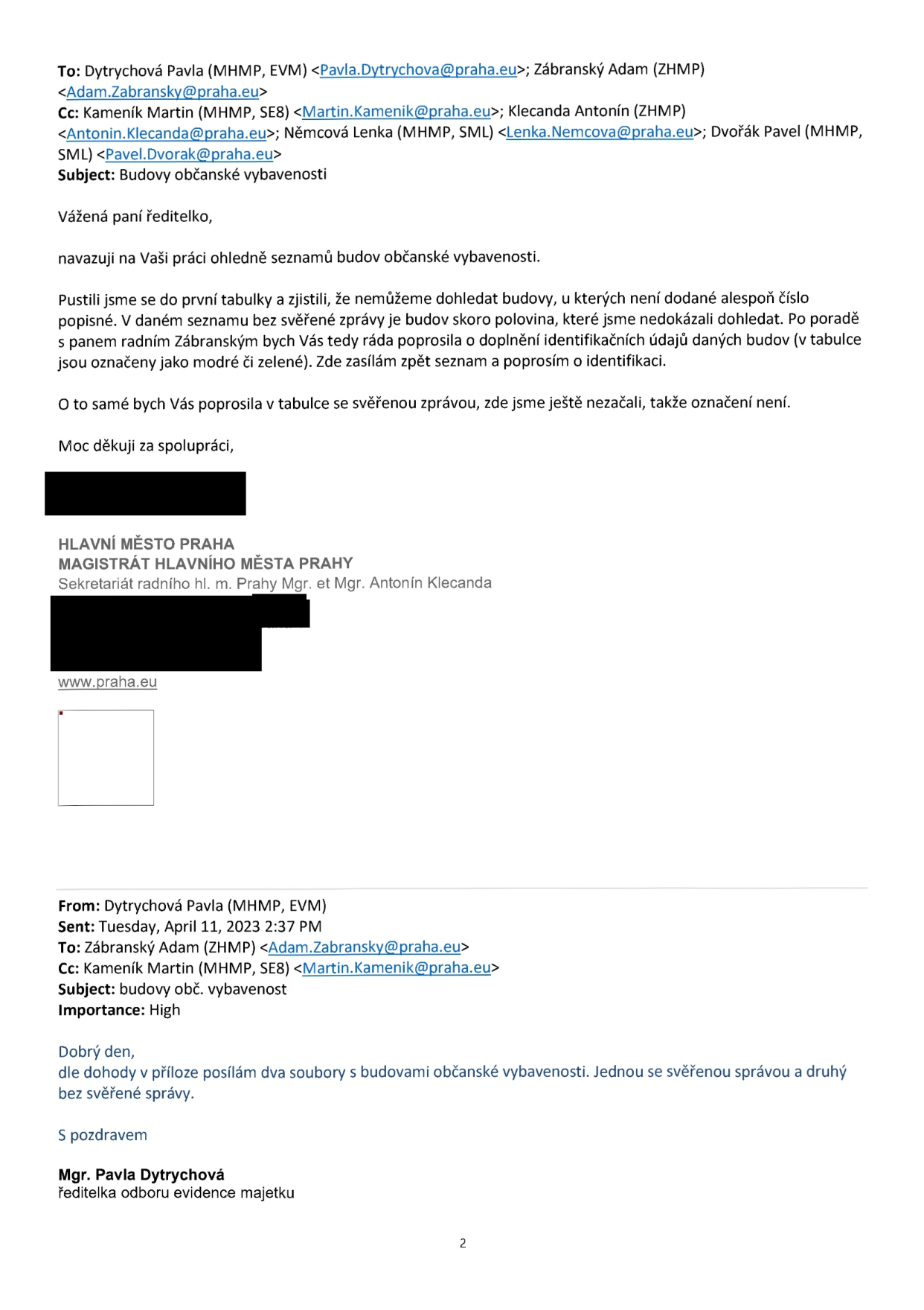 E-mailová komunikace ohledně seznamů budov občanské vybavenosti. Horní e-mail (odesílatel neuveden, adresát Pavla Dytrychová, v kopii Adam Zábranský, Martin Kameník, Antonín Klecanda, Lenka Němcová, Pavel Dvořák): Žádost o doplnění identifikačních údajů (zejména čísel popisných) u budov v zaslaných seznamech, kde tyto údaje chybí. Dolní e-mail (odesílatel Pavla Dytrychová, 11. 4. 2023, 14:37, adresát Adam Zábranský, v kopii Martin Kameník): Zaslání dvou souborů s budovami občanské vybavenosti – jeden se svěřenou správou a druhý bez svěřené správy.