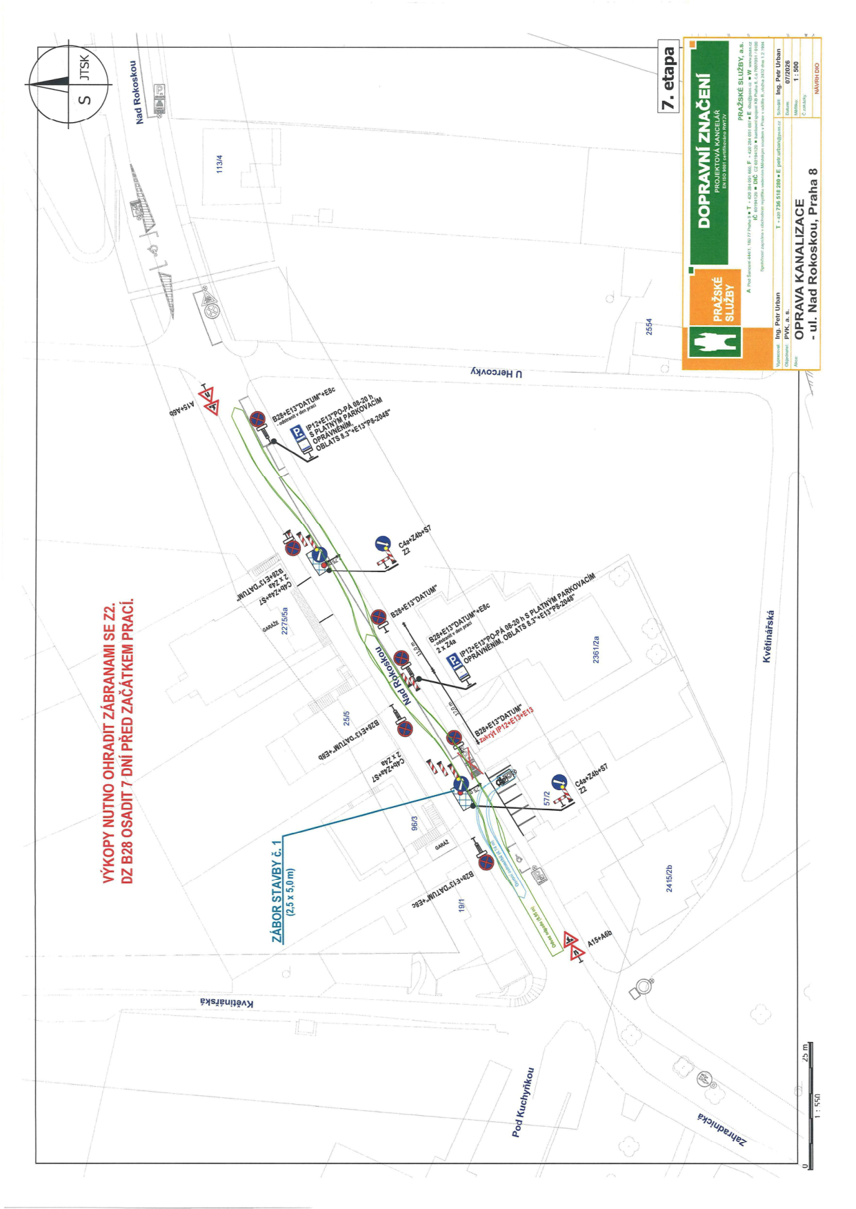 Projektová dokumentace dopravního značení pro 7. etapu opravy kanalizace v ulici Nad Rokoskou, Praha 8. Dokument obsahuje situační nákres dopravního značení (zákazy zastavení B28, parkovací značky IP12 s dodatkovými tabulkami, dopravní kužely a zábrany Z2). Textové poznámky: 'VÝKOPY NUTNO OHRADIT ZÁBRANAMI SE Z2. DZ B28 OSADIT 7 DNÍ PŘED ZAČÁTKEM PRACÍ.', 'ZÁBOR STAVBY č. 1 (2,5 x 5,0 m)'. Identifikace projektu: 'PRAŽSKÉ SLUŽBY, a.s.', 'OPRAVA KANALIZACE - ul. Nad Rokoskou, Praha 8', '07/2026', měřítko 1:500. V mapě jsou vyznačeny ulice Nad Rokoskou, U Hercovky, Květinářská, Pod Kuchyňkou a Zahradnická.