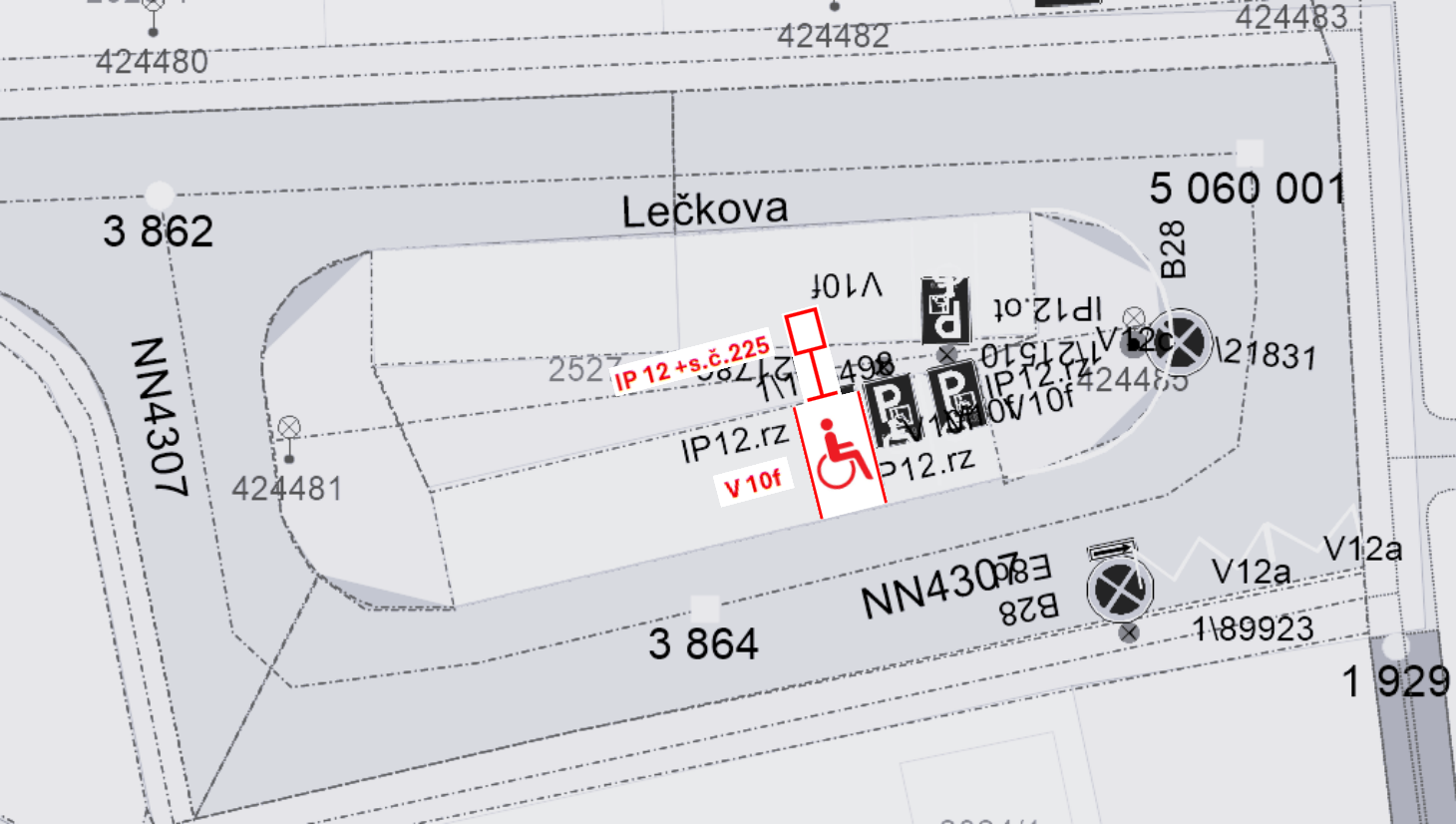 Situační nákres dopravního značení v ulici Lečkova. Zobrazeno je parkovací místo pro invalidy (symbol vozíčkáře) s označením V 10f a IP 12 + s.č. 225. Dále jsou vyznačeny značky IP 12.rz, IP 12.ot, V 10f, V 12a, B28 a čísla parcel (např. 3 862, 3 864, 424480, 424481, 424482, 424483, 424485, 1 89923, 1 929, NN4307).