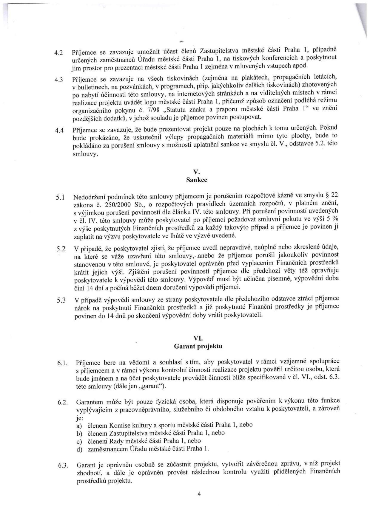 Strana 4 smlouvy obsahující body 4.2 až 6.3. Body zahrnují: 4.2 povinnost příjemce umožnit účast zástupců MČ Praha 1 na akcích, 4.3 povinnost uvádět logo MČ Praha 1 na tiskovinách, 4.4 zákaz prezentace projektu mimo určené plochy. Článek V. (Sankce) definuje porušení rozpočtové kázně (§ 22 zákona č. 250/2000 Sb.), smluvní pokutu 5 % z poskytnutých prostředků, možnost krácení dotace a výpověď smlouvy při uvedení nepravdivých údajů. Článek VI. (Garant projektu) definuje roli garanta, kterým může být pouze fyzická osoba (člen Komise kultury a sportu, Zastupitelstva, Rady MČ Praha 1 nebo zaměstnanec Úřadu MČ Praha 1) a jeho oprávnění kontrolovat projekt a vypracovat závěrečnou zprávu.