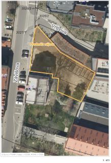 Situační ortofoto mapa z katastru nemovitostí (Spinbox T-MAPY, ČÚZK, RÚIAN) ukazující pozemek s vyznačeným žlutým obrysem a nápisem 'Předmět nájmu'. V okolí js…