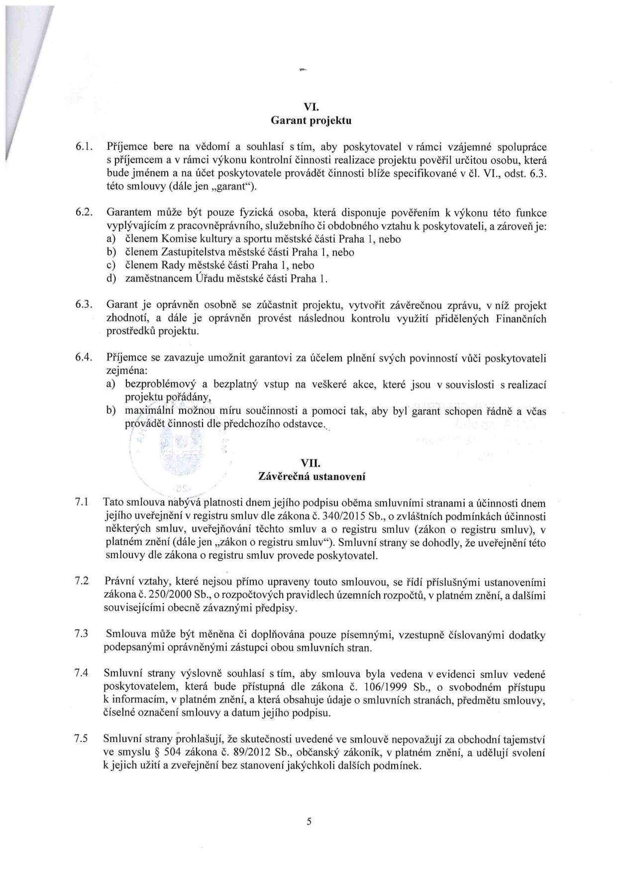 Text smlouvy, část VI. Garant projektu a část VII. Závěrečná ustanovení. Článek VI definuje roli garanta, kterým může být pouze fyzická osoba (člen Komise kultury a sportu, Zastupitelstva, Rady nebo zaměstnanec Městské části Praha 1), jeho oprávnění ke kontrole a povinnost příjemce zajistit mu bezplatný vstup na akce. Článek VII upravuje platnost a účinnost smlouvy, zveřejnění v registru smluv, změny smlouvy formou písemných dodatků, evidenci smluv dle zákona č. 106/1999 Sb. a souhlas se zveřejněním údajů.