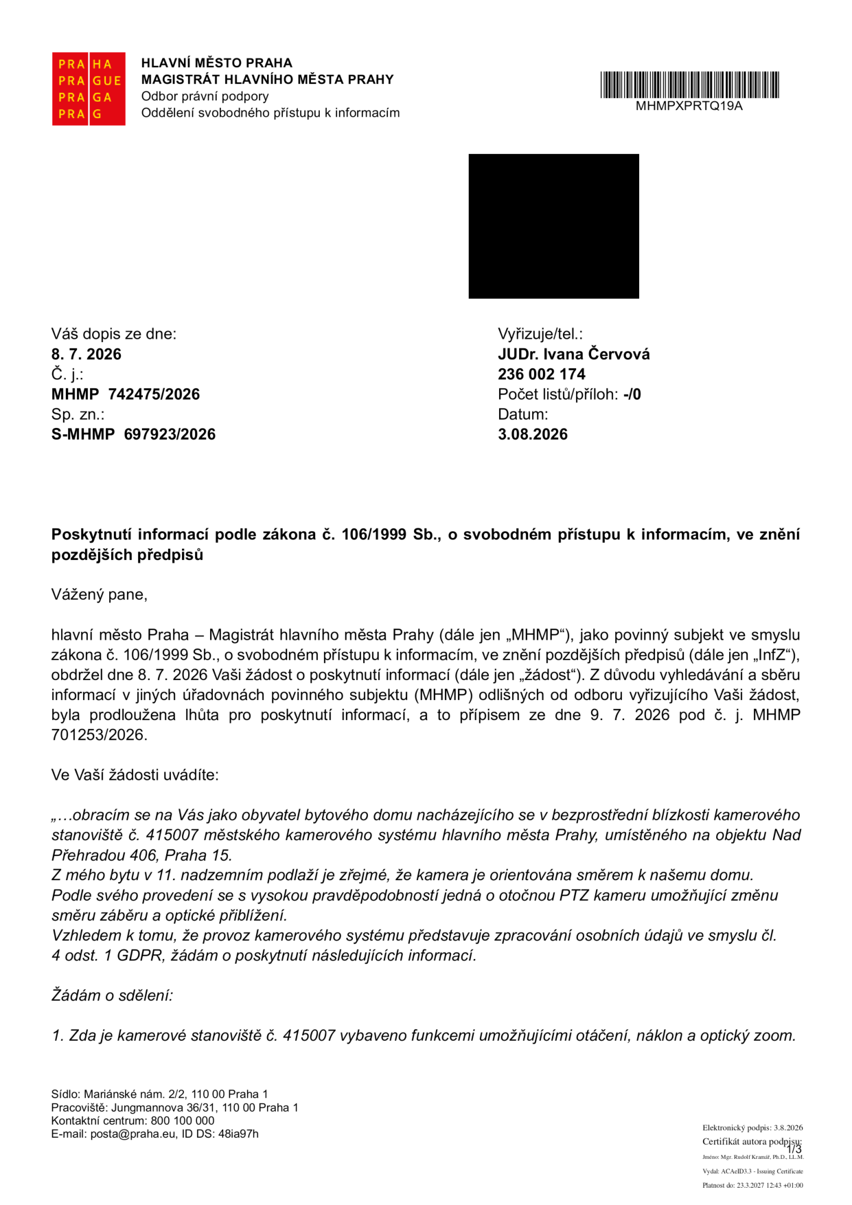 Úřední dopis Magistrátu hlavního města Prahy ze dne 3. 8. 2026, vyřizuje JUDr. Ivana Červová (tel. 236 002 174). Předmětem je žádost o informace podle zákona č. 106/1999 Sb. týkající se kamerového stanoviště č. 415007 umístěného na objektu Nad Přehradou 406, Praha 15. Žadatel se dotazuje, zda je toto stanoviště vybaveno funkcemi umožňujícími otáčení, náklon a optický zoom.