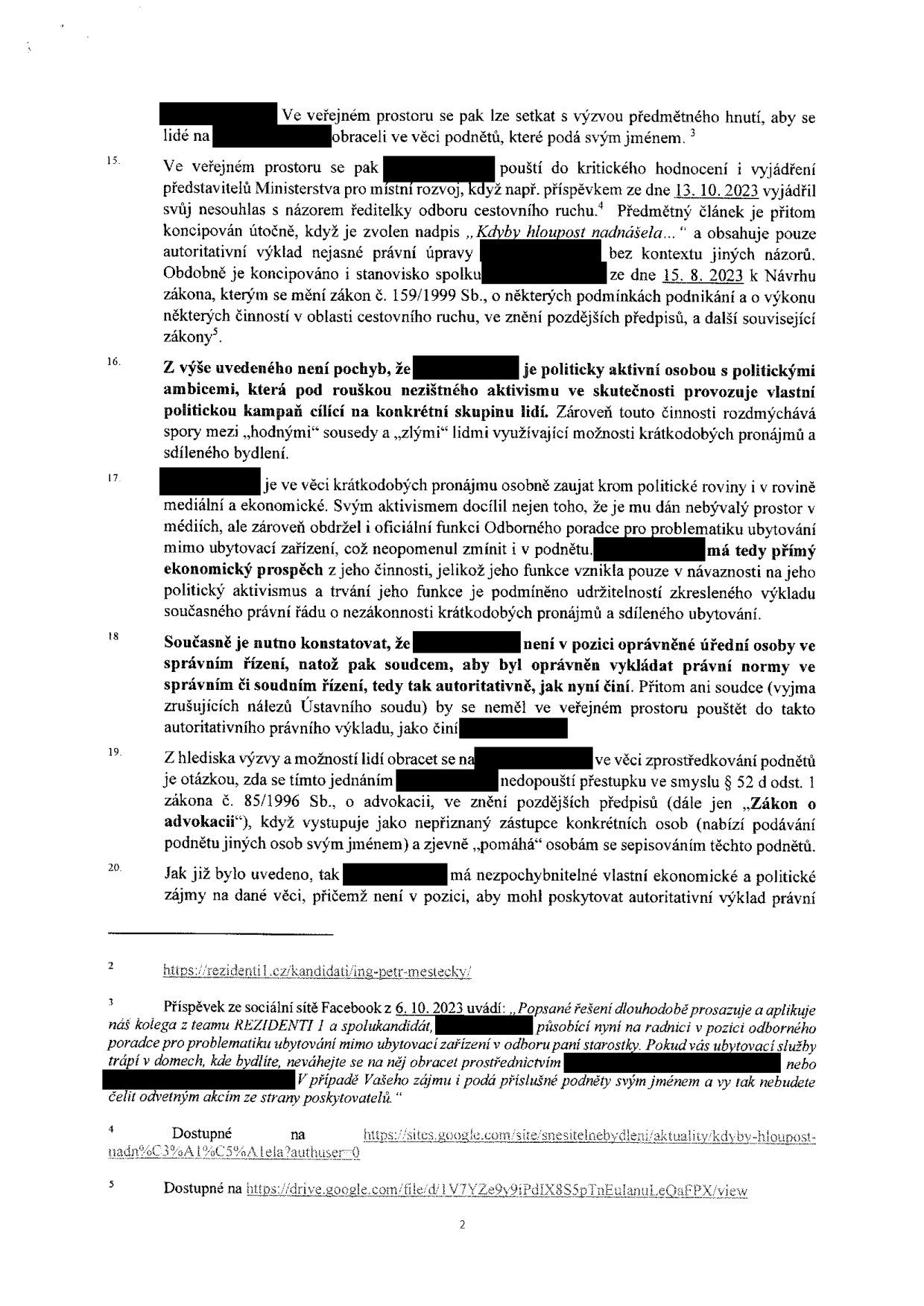 Text dokumentu (strana 2) obsahující právní a politickou argumentaci týkající se aktivit nejmenované osoby v oblasti krátkodobých pronájmů. Obsahuje body 15 až 20 a poznámky pod čarou 2 až 5. Klíčové informace: kritika vyjádření k Ministerstvu pro místní rozvoj (13. 10. 2023), kritika stanoviska ke změně zákona č. 159/1999 Sb. (15. 8. 2023), obvinění z politického aktivismu a střetu zájmů v souvislosti s funkcí odborného poradce pro problematiku ubytování. Poznámka 3 cituje příspěvek z Facebooku ze dne 6. 10. 2023 vyzývající občany k zasílání podnětů prostřednictvím kandidáta REZIDENTI 1.