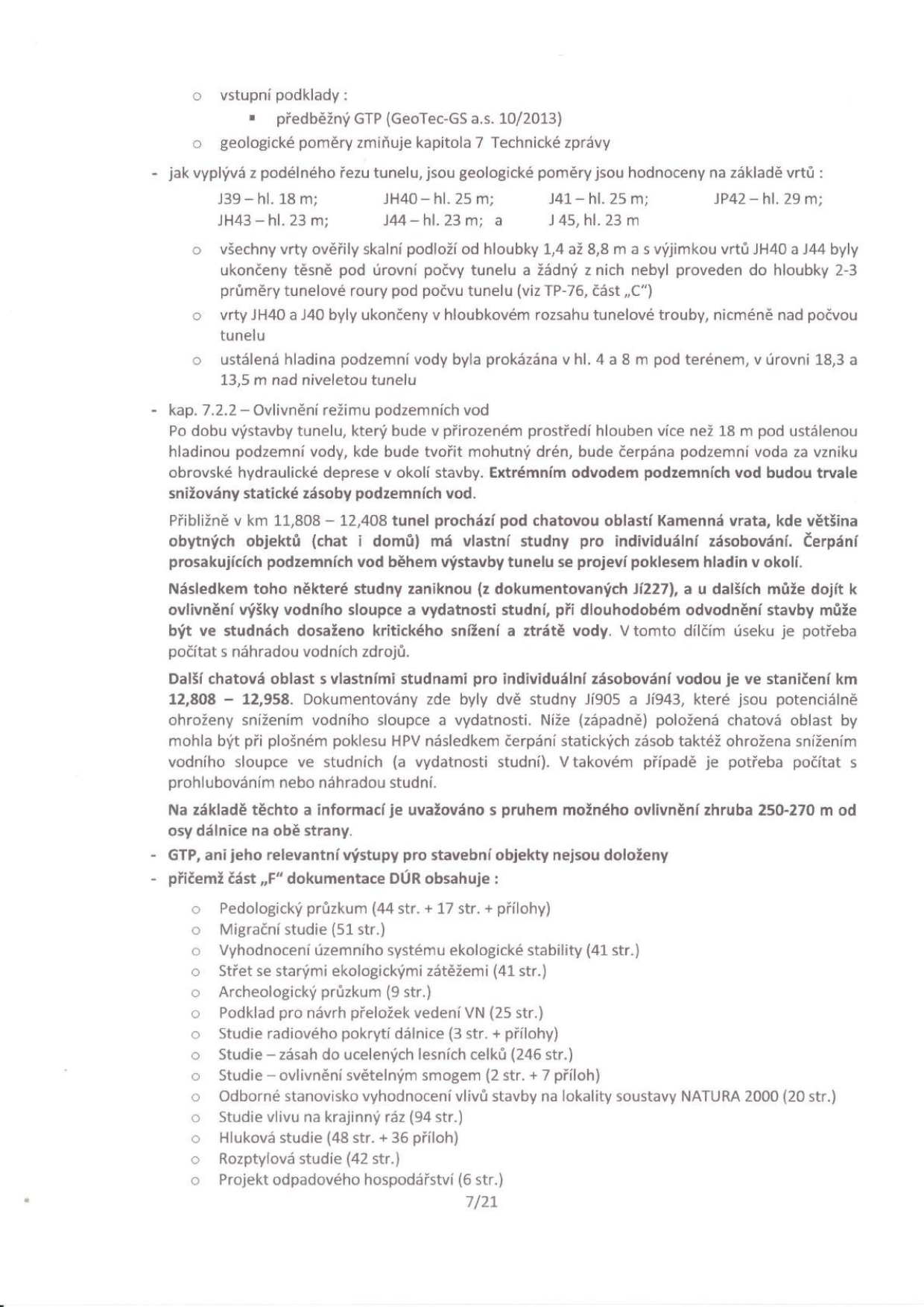 Textový dokument obsahující technické a environmentální informace o stavbě tunelu: 
- Vstupní podklady: předběžný GTP (GeoTec-GS a.s. 10/2013), geologické poměry v kapitole 7.
- Geologické údaje z vrtů: J39 (18 m), JH40 (25 m), J41 (25 m), JP42 (29 m), JH43 (23 m), J44 (23 m), J45 (23 m). Uvedeny informace o skalním podloží a hladině podzemní vody (4 až 8 m pod terénem).
- Kapitola 7.2.2 - Ovlivnění režimu podzemních vod: Upozornění na riziko poklesu hladiny podzemní vody v důsledku výstavby tunelu (hloubení více než 18 m pod hladinou). Riziko ovlivnění studní v chatových oblastech (např. Kamenná vrata, km 11,808–12,408, studny Jí227, Jí905, Jí943). Možné ovlivnění pásma 250-270 m od osy dálnice.
- Dokumentace DÚR, část „F“ obsahuje: Pedologický průzkum, Migrační studii, Vyhodnocení územního systému ekologické stability, Střet se starými ekologickými zátěžemi, Archeologický průzkum, Podklad pro návrh přeložek vedení VN, Studie radiového pokrytí dálnice, Studie zásahu do ucelených lesních celků, Studie ovlivnění světelným smogem, Odborné stanovisko NATURA 2000, Studie vlivu na krajinný ráz, Hluková studie, Rozptylová studie, Projekt odpadového hospodářství. Strana 7/21.
