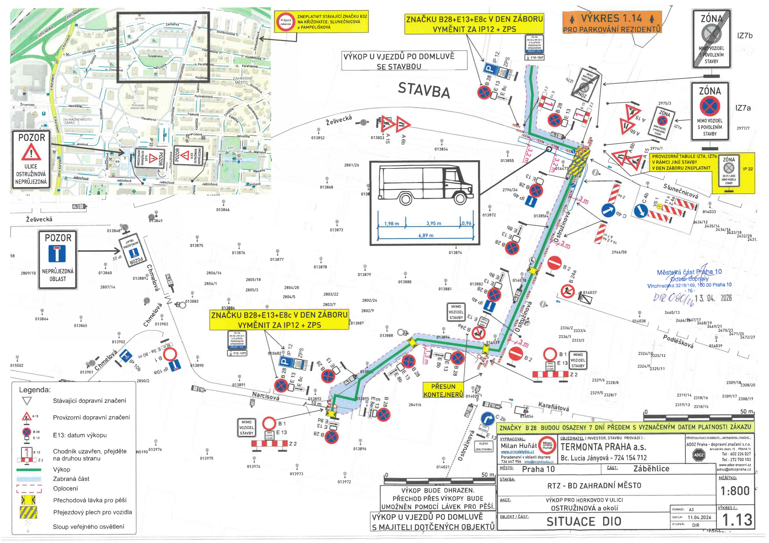 Situační nákres dopravního značení (DIO) pro stavbu v ulici Ostružinová, Praha 10. Dokument obsahuje: mapu uzavírek a objízdných tras v oblasti ulic Želivecká, Narcisová, Chmelová a Ostružinová. Klíčové informace: Značky B28+E13+E8c budou v den záboru vyměněny za IP12+ZPS. Výkop u vjezdu bude řešen po domluvě se stavbou. Přechod přes výkopy bude umožněn pomocí lávek pro pěší. Značky B28 budou osazeny 7 dní předem s vyznačenou platností zákazu. Investor: TERMONTA PRAHA a.s., Bc. Lucia Jányová - 724 154 712. Vypracoval: Milan Huňát. Datum: 11.04.2026. Městská část Praha 10, odbor dopravy, Vinohradská 3218/169, 100 00 Praha 10. Číslo jednací: D12 080/26, 13. 04. 2026. Legenda obsahuje značky pro výkop, zábrany, oplocení, přechodové lávky a přejezdové plechy.