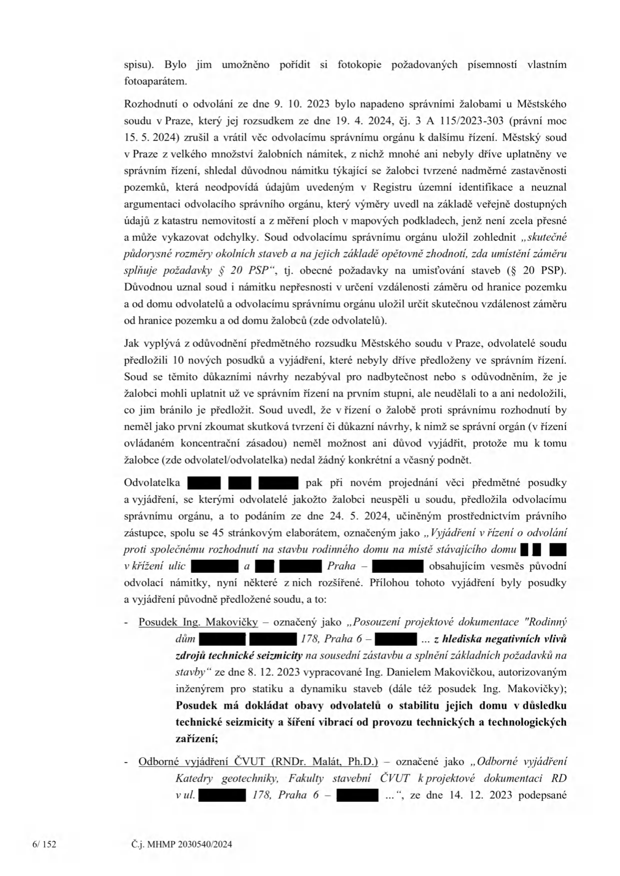 Strana 6 úředního dokumentu č.j. MHMP 2030540/2024. Text popisuje průběh správního řízení: Městský soud v Praze rozsudkem ze dne 19. 4. 2024 (č.j. 3 A 115/2023-303) zrušil rozhodnutí o odvolání ze dne 9. 10. 2023 a vrátil věc k dalšímu řízení. Soud vytkl nesrovnalosti v údajích o zastavěnosti pozemků a určení vzdáleností stavby. Odvolatelka následně předložila nové důkazy: 1) Posudek Ing. Makovičky ze dne 8. 12. 2023 k projektu rodinného domu v Praze 6 (ulice a číslo popisné začerněny) zaměřený na technickou seizmicitu a vlivy na sousední zástavbu. 2) Odborné vyjádření ČVUT (RNDr. Malát, Ph.D.) z Katedry geotechniky Fakulty stavební ČVUT k témuž projektu ze dne 14. 12. 2023.