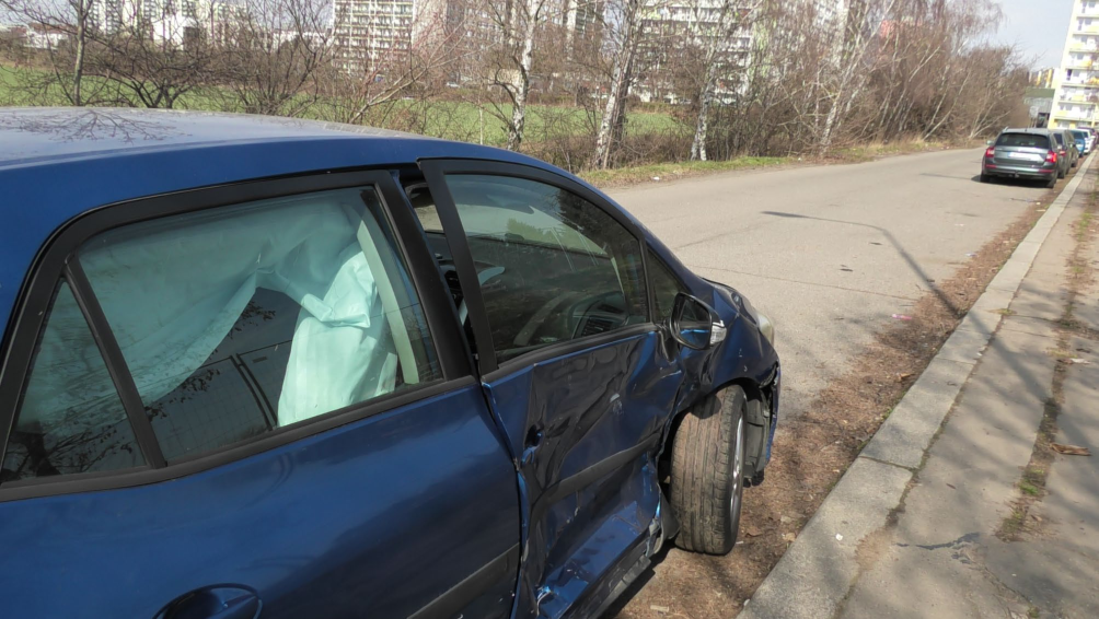 Fotografie poškozeného osobního automobilu, pravděpodobně jako součást dokumentace k pojistné události nebo správnímu řízení.