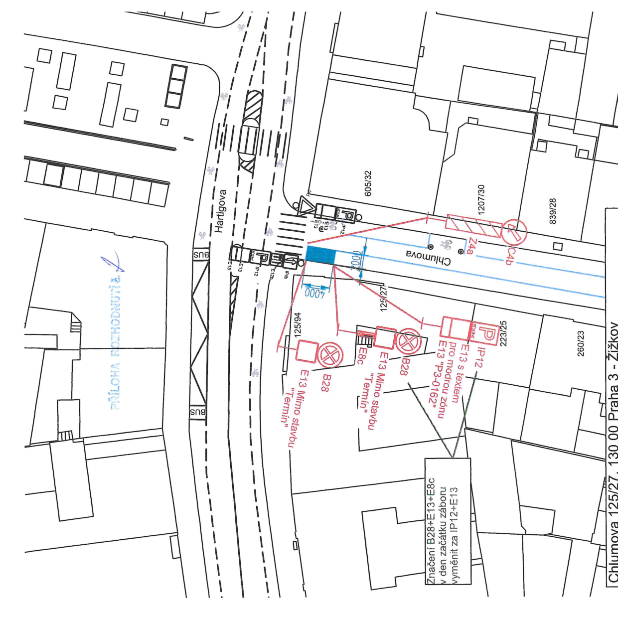 Situační nákres dopravního značení pro zábor v ulici Chlumova, Praha 3 - Žižkov. Obsahuje: text 'PŘÍLOHA ROZHODNUTÍ', označení ulic 'Hartigova' a 'Chlumova', čísla parcel (125/94, 125/27, 223/25, 260/23, 1207/30, 839/28, 605/32). Značky: B28 (zákaz zastavení), E13 (dodatkové tabulky s textem 'Mimo stavbu', 'Termín', 'P3-0162 pro modrou zónu'), IP12 (parkoviště), C4b (přikázaný směr objíždění), Z4a (vodící tabule). Instrukce: 'Značení B28+E13+E8c v den začátku záboru vyměnit za IP12+E13'. Adresa v patičce: 'Chlumova 125/27, 130 00 Praha 3 - Žižkov'.
