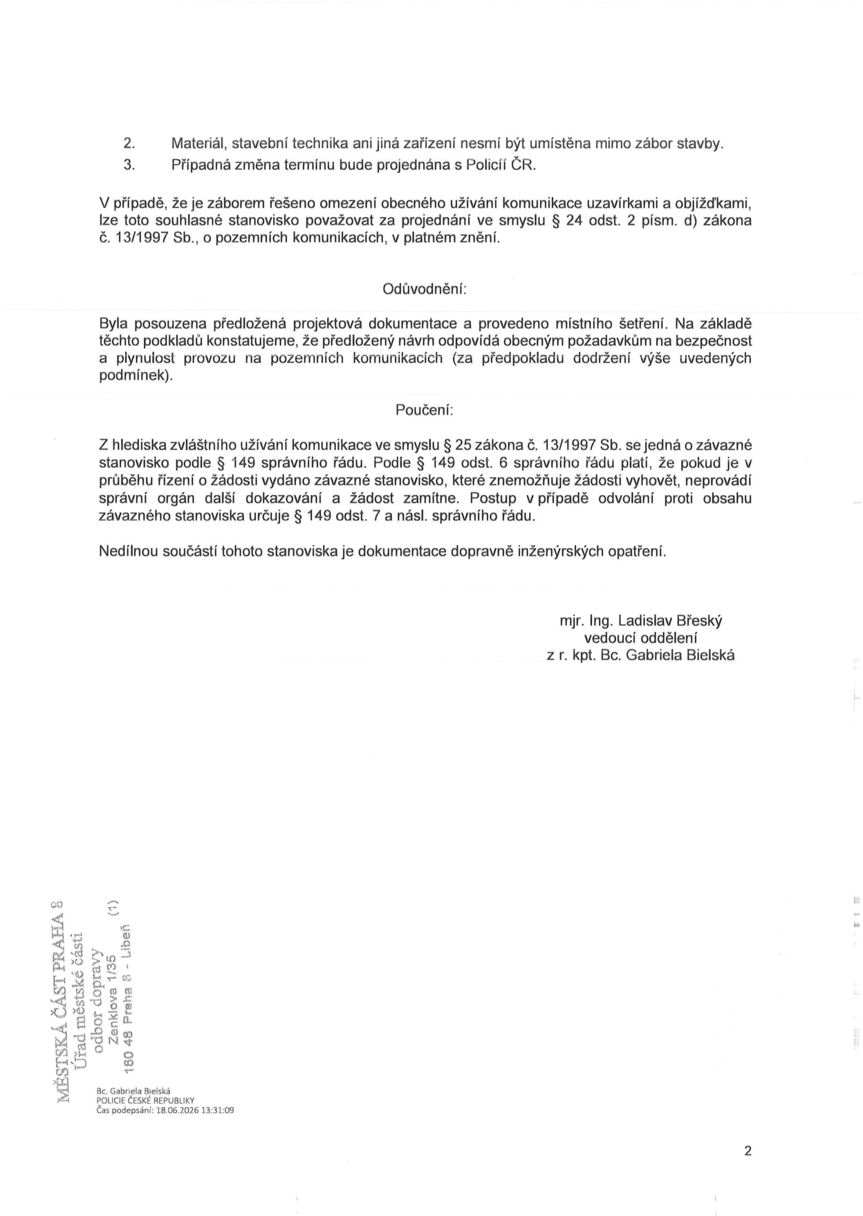 Druhá strana úředního rozhodnutí (stanoviska) Policie ČR k záboru komunikace. Obsahuje podmínky: 2. Materiál, stavební technika ani jiná zařízení nesmí být umístěna mimo zábor stavby. 3. Případná změna termínu bude projednána s Policií ČR. Dále obsahuje odůvodnění, poučení o právních předpisech (zákon č. 13/1997 Sb., správní řád), jméno mjr. Ing. Ladislava Břeského a z r. kpt. Bc. Gabriely Bielské. V patičce je uvedena adresa: MĚSTSKÁ ČÁST PRAHA 8, Úřad městské části, odbor dopravy, Zenklova 1/35, 180 48 Praha 8 - Libeň. Dokument byl podepsán Bc. Gabrielou Bielskou dne 18.06.2026 v 13:31:09.