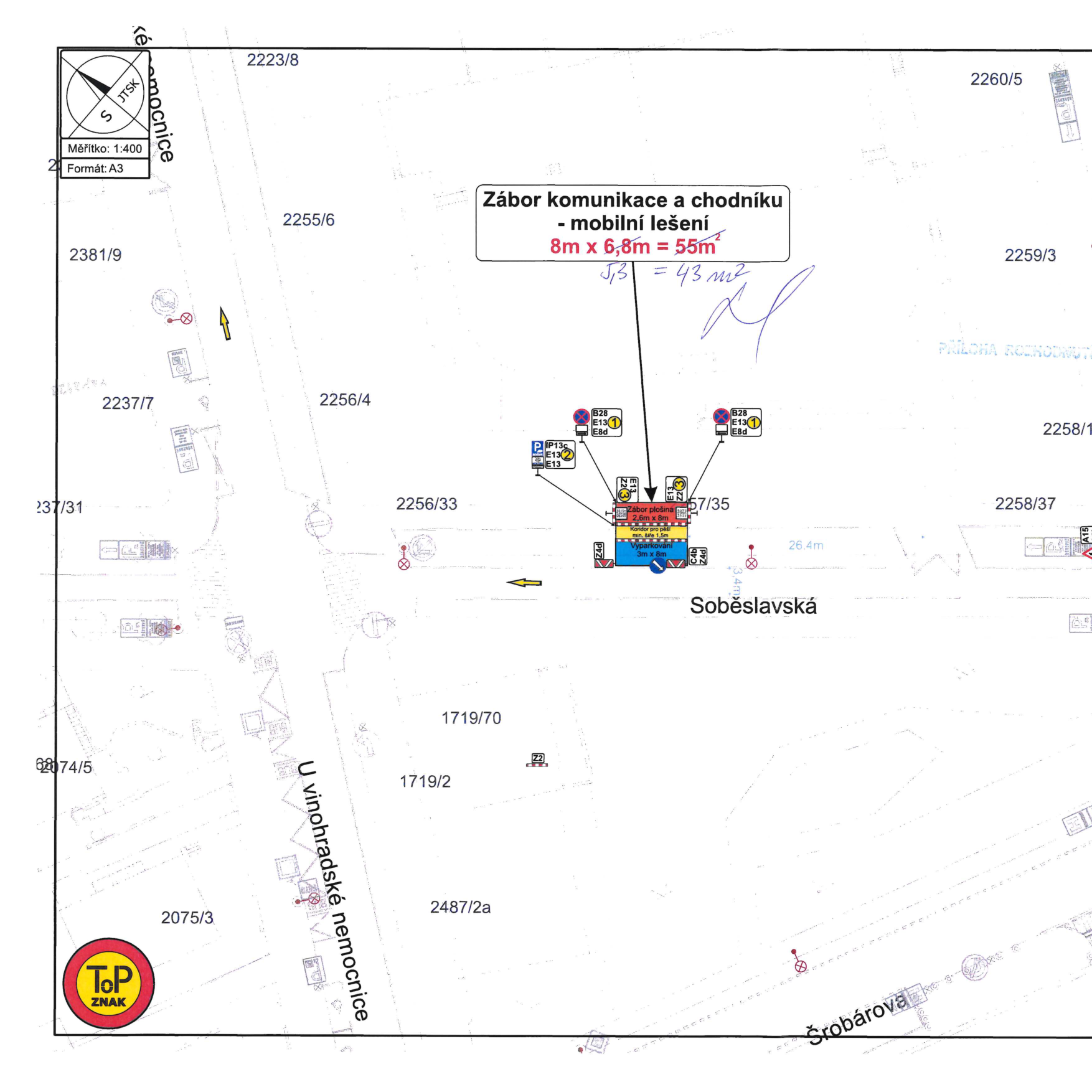 Situační nákres záboru komunikace a chodníku pro mobilní lešení a pracovní plošinu. Obsahuje katastrální čísla pozemků (např. 2223/8, 2255/6, 2256/4, 2257/35, 1719/70, 2075/3, 2487/2a). Textové údaje: 'Zábor komunikace a chodníku - mobilní lešení 8m x 6,8m = 55m2' (přeškrtnuto a doplněno '5,3 = 43 m2'). Dále je v plánu vyznačena pracovní plošina '2,6m x 8m' a 'Vyparkování 3m x 8m'. V mapě jsou zakresleny dopravní značky (B28, E13, P13c, Z2, Z3, C4b) a názvy ulic 'U vinohradské nemocnice' a 'Soběslavská'. Měřítko 1:400, formát A3.