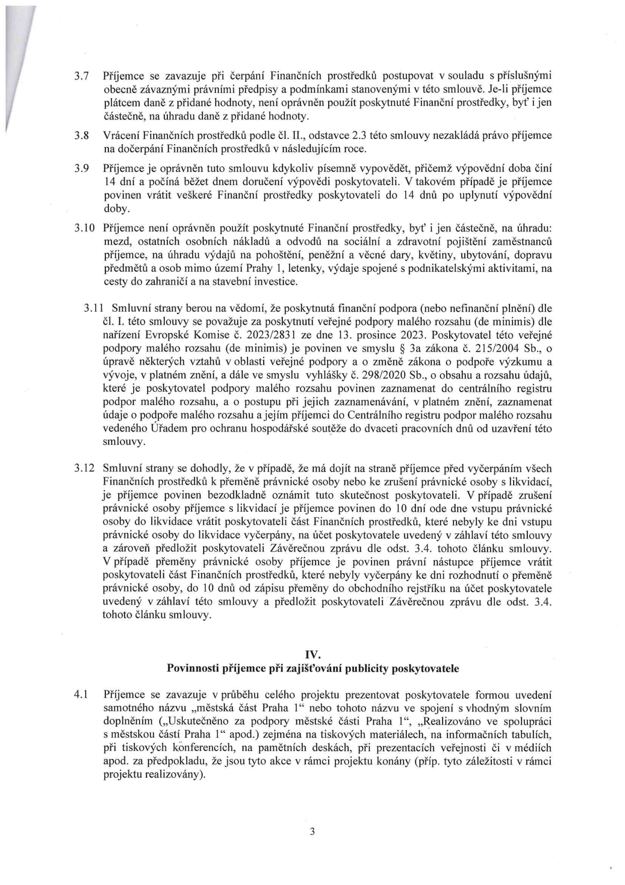 Strana 3 smlouvy obsahující body 3.7 až 4.1. Body 3.7-3.10 definují pravidla pro čerpání finančních prostředků, zákaz úhrady DPH, mezd, pohoštění, darů, cest do zahraničí a stavebních investic. Bod 3.11 řeší poskytnutí veřejné podpory malého rozsahu (de minimis) dle nařízení EU č. 2023/2831 a zákona č. 215/2004 Sb. Bod 3.12 upravuje postup v případě zrušení nebo přeměny právnické osoby příjemce. Článek IV, bod 4.1, stanovuje povinnost příjemce prezentovat poskytovatele (Městská část Praha 1) v rámci projektu na tiskových materiálech, informačních tabulích, konferencích a v médiích.