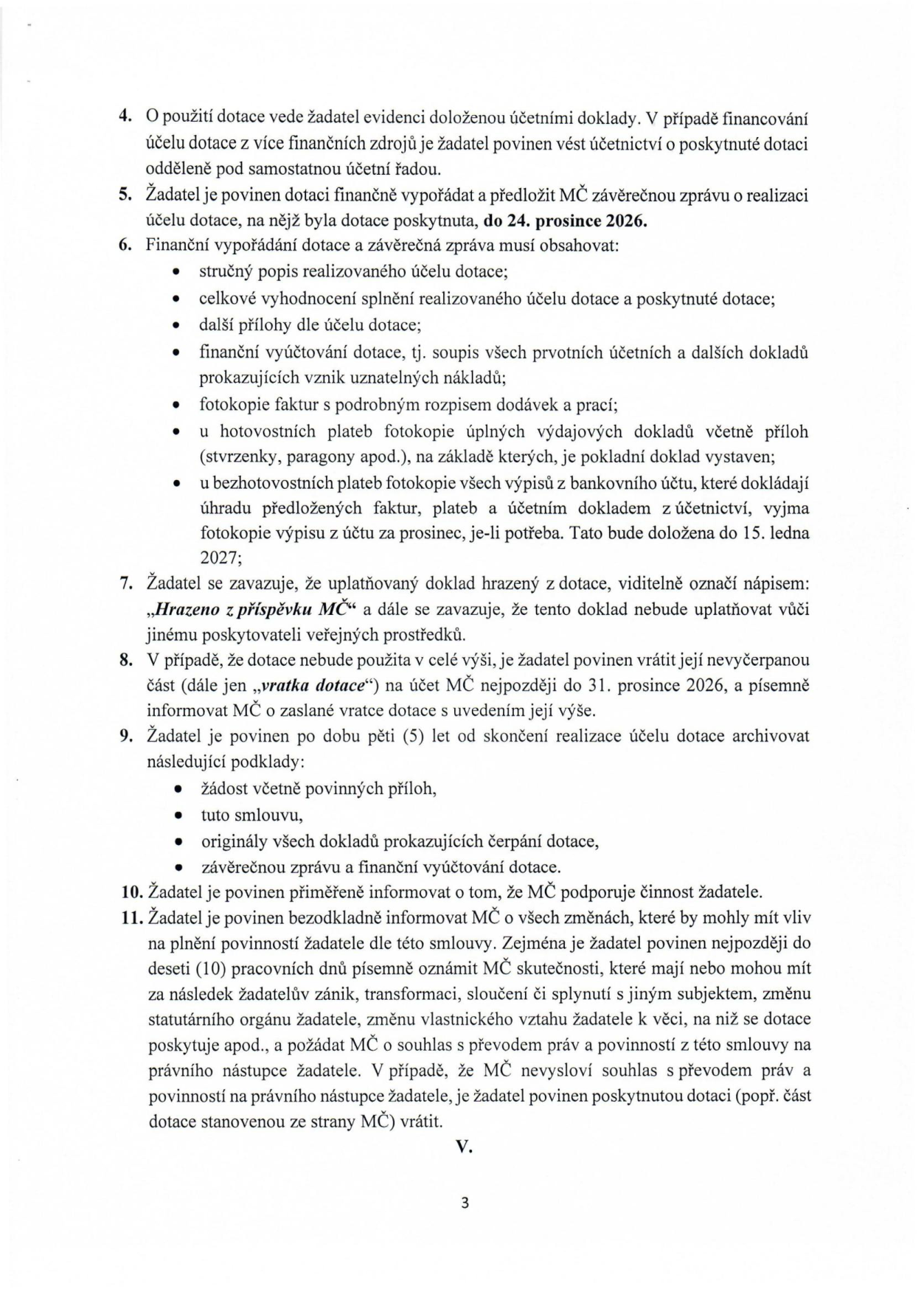 Strana 3 smlouvy o poskytnutí dotace, obsahující body 4 až 11: 4. Evidence dotace v účetnictví. 5. Termín finančního vypořádání a závěrečné zprávy do 24. prosince 2026. 6. Náležitosti finančního vypořádání (popis, vyhodnocení, přílohy, soupis dokladů, faktury, výpisy z účtu). 7. Označení dokladů nápisem 'Hrazeno z příspěvku MČ'. 8. Vracení nevyčerpané dotace do 31. prosince 2026. 9. Archivace dokumentů po dobu 5 let. 10. Informování o podpoře činnosti žadatele. 11. Povinnost informovat MČ o změnách (zánik, transformace, změna statutárního orgánu atd.) do 10 pracovních dnů.