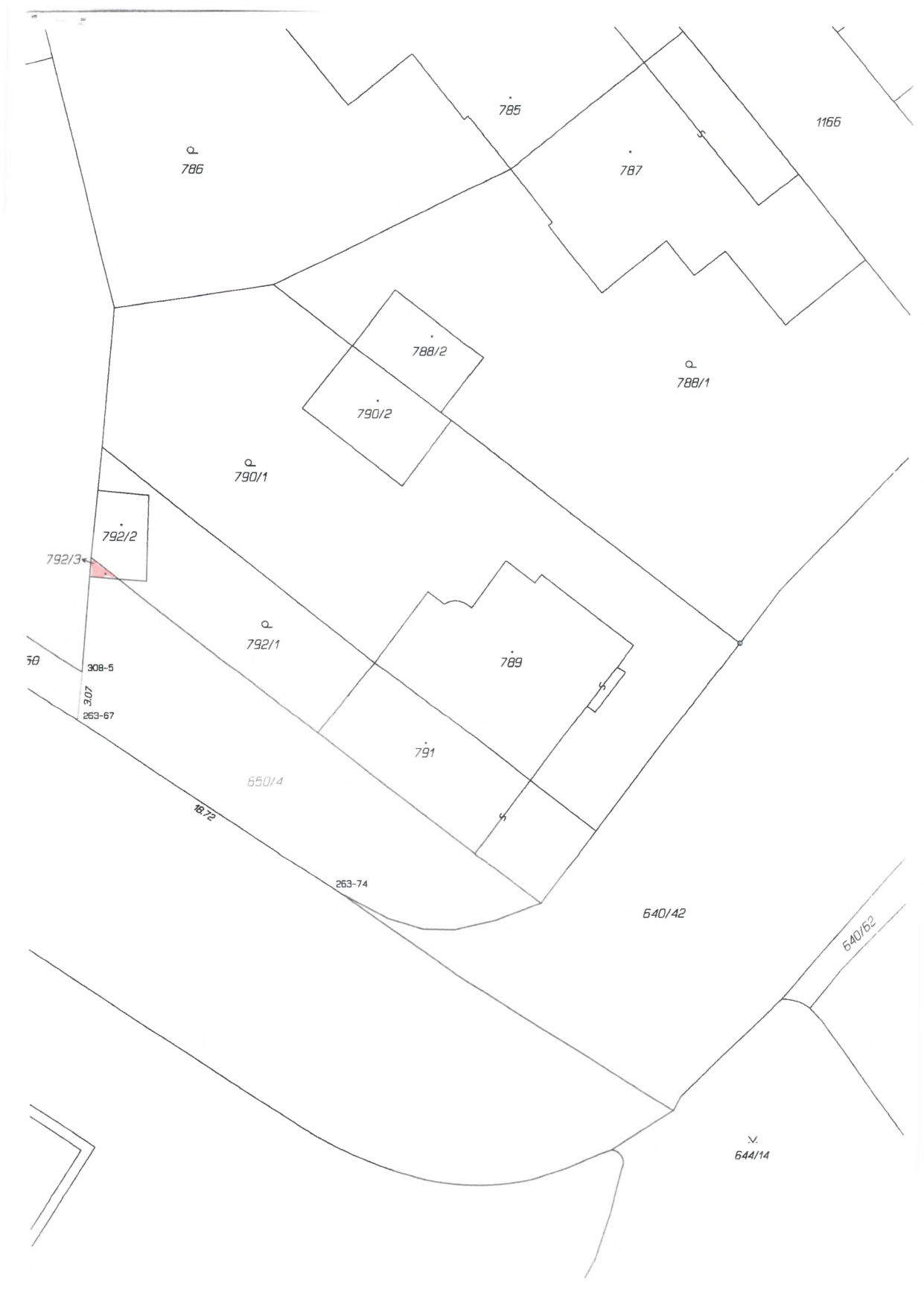 Katastrální mapa území s vyznačenými parcelami a budovami.