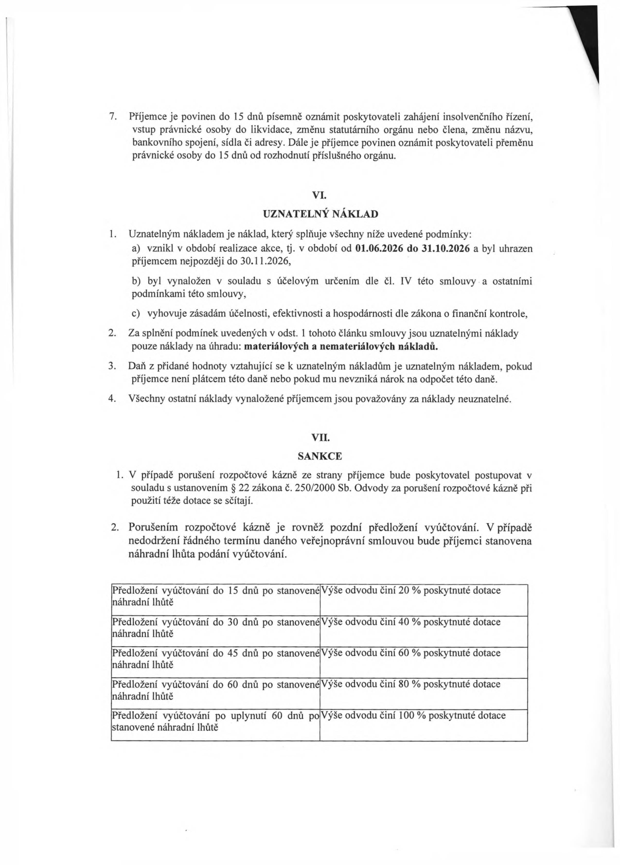 Výňatek ze smlouvy o poskytnutí dotace. Článek VI. Uznatelný náklad: definuje podmínky uznatelnosti nákladů (vznik mezi 01.06.2026 a 31.10.2026, úhrada do 30.11.2026, soulad s účelem, zásady hospodárnosti). Uznatelné jsou pouze materiálové a nemateriálové náklady. DPH je uznatelným nákladem, pokud příjemce není plátcem nebo nemá nárok na odpočet. Článek VII. Sankce: řeší porušení rozpočtové kázně dle zákona č. 250/2000 Sb. a sankce za pozdní předložení vyúčtování. Tabulka sankcí za pozdní předložení vyúčtování po náhradní lhůtě: do 15 dnů 20 % dotace, do 30 dnů 40 % dotace, do 45 dnů 60 % dotace, do 60 dnů 80 % dotace, po 60 dnech 100 % dotace. Bod 7: povinnost příjemce oznámit insolvenci, likvidaci, změnu orgánů či adresy do 15 dnů.