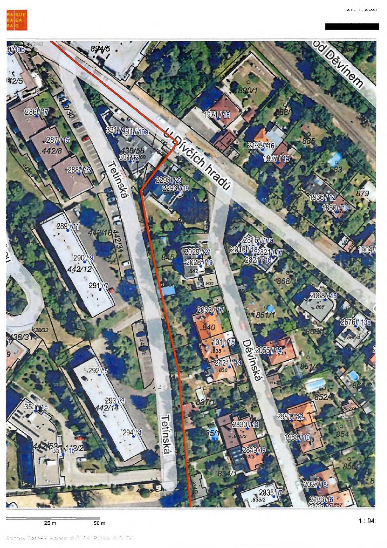 Katastrální mapa s ortofotomapou v oblasti ulic U Dívčích hradů, Tetínská a Dvínská. V mapě jsou vyznačena čísla parcel (např. 286/17, 287/15, 442/8, 288/13, 289/11, 290/9, 442/12, 291/7, 292/5, 293/3, 442/14, 294/1, 351/1b, 351/1c, 331/431/19a, 438/58, 331/2, 2293/23, 2293/19, 2029/21, 2028/19, 2032/17, 101/15, 2421/13, 2830/11, 2849/9, 2835/7, 2133/6, 2027/8, 1963/10, 2981/12, 2055/14, 851/1, 851/4, 852/4, 854, 856, 868, 2068/15, 2676/13a, 1936/12, 1860/10, 2816/17a, 2816/18, 2821/17, 2821/16, 1837/14, 2135/16, 1971/18, 890/1, 894/5) a orientační čísla budov (např. 840, 836, 837, 835/2, 834/1, 833/2, 857, 867, 868, 842, 843/2). V mapě je červenou čarou vyznačena linie (pravděpodobně hranice nebo trasa inženýrské sítě). V levém horním rohu logo 'PRAGUE PRAHA PRAGUE'. Měřítko 25 m / 50 m.
