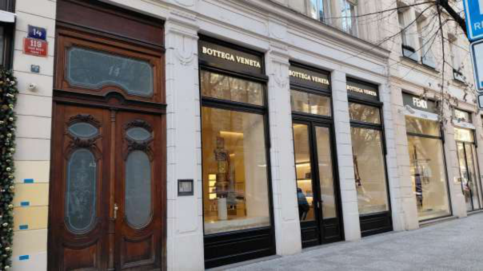 Fotografie budovy s obchody Bottega Veneta a Fendi na ulici Pařížská v Praze.