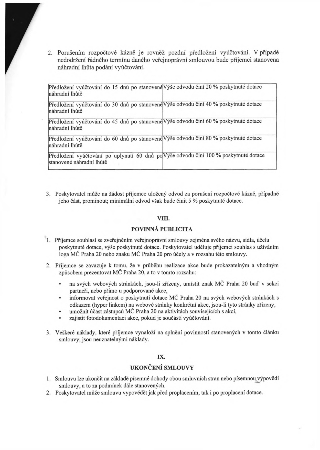 Výňatek ze smlouvy o poskytnutí dotace MČ Praha 20. Obsahuje tabulku sankcí za pozdní předložení vyúčtování: do 15 dnů (20 % dotace), do 30 dnů (40 %), do 45 dnů (60 %), do 60 dnů (80 %), po 60 dnech (100 %). Dále článek VIII. 'Povinná publicita' (povinnost uvádět logo MČ Praha 20, informovat o dotaci na webu, umožnit účast zástupců MČ a zajistit fotodokumentaci) a článek IX. 'Ukončení smlouvy' (možnost dohody nebo výpovědi).