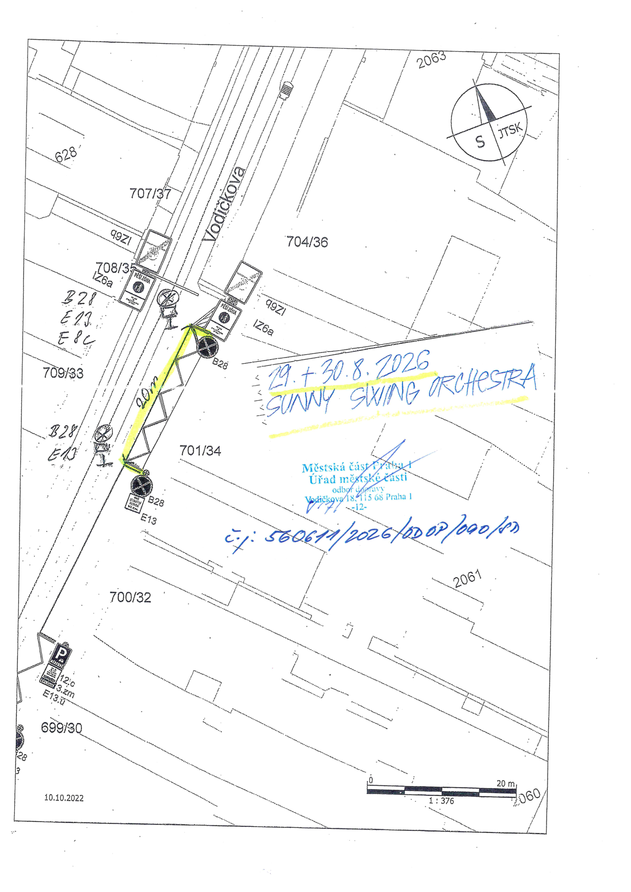 Situační nákres dopravního značení v ulici Vodičkova (Praha 1) u parcel 701/34 a 704/36. Vyznačena zóna zákazu vjezdu (B28) s dodatkovou tabulkou (E13) o délce 20 metrů. Textové informace: '29. + 30. 8. 2026', 'SUNNY SWING ORCHESTRA'. Razítko: 'Městská část Praha 1, Úřad městské části, odbor dopravy, Vodičkova 18, 115 68 Praha 1'. Číslo jednací: 'č.j.: 560611/2026/OD OP/090/...