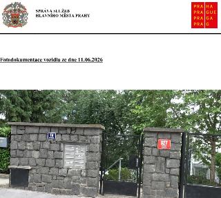 SPRÁVA SLUŽEB HLAVNÍHO MĚSTA PRAHY. Fotodokumentace vozidla ze dne 11.06.2026. Fotografie zobrazuje kamennou bránu s poštovními schránkami, číslem popisným 927…