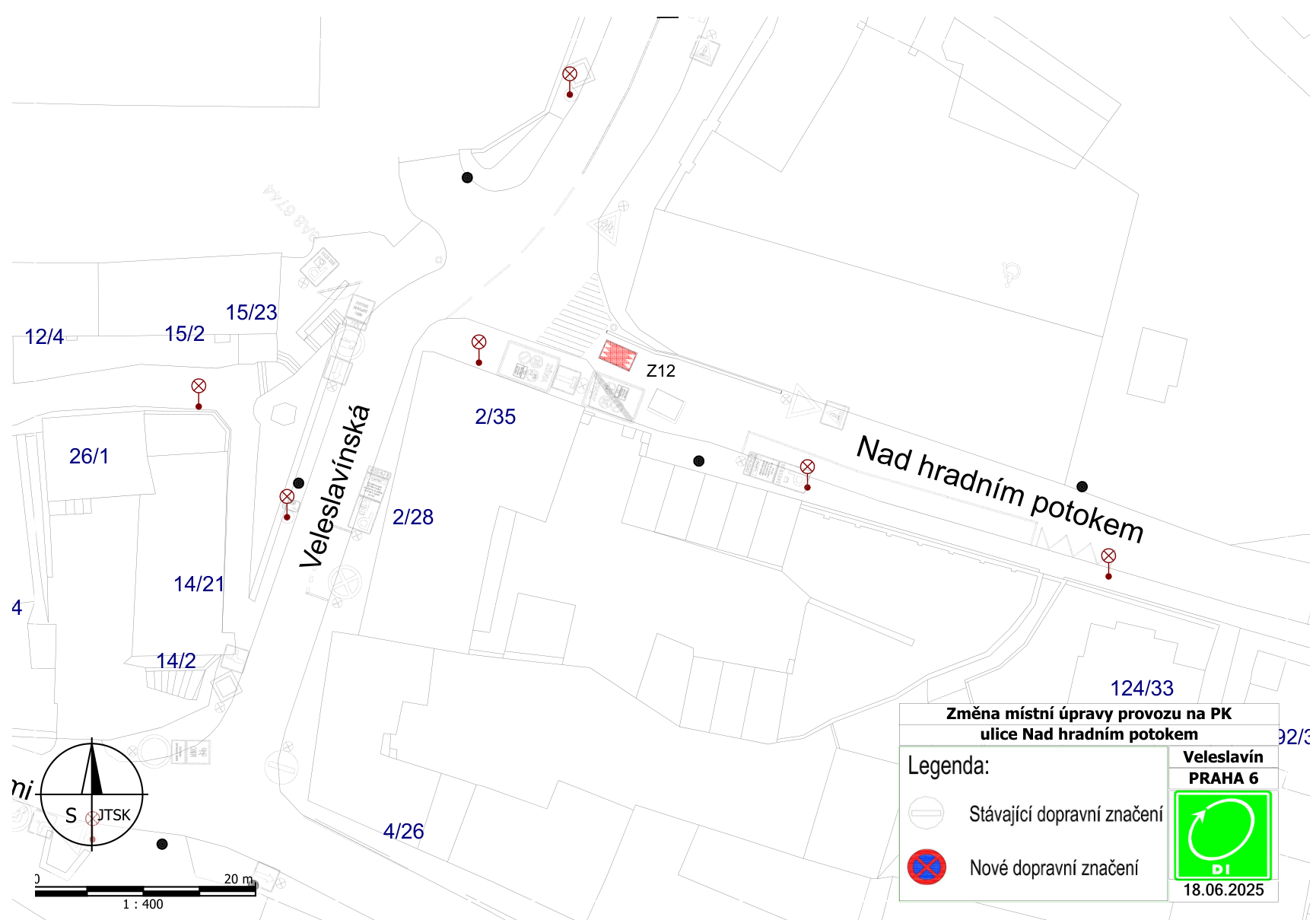 Situační nákres změny místní úpravy provozu na pozemní komunikaci v ulici Nad hradním potokem, Praha 6 - Veleslavín. Dokument obsahuje katastrální čísla parcel (např. 15/23, 15/2, 12/4, 26/1, 14/21, 14/2, 2/35, 2/28, 4/26, 124/33), označení ulice Veleslavínská a Nad hradním potokem, a legendu k dopravnímu značení (stávající značení a nové značení - zákaz zastavení). Datum v dokumentu: 18.06.2025. Měřítko 1:400.