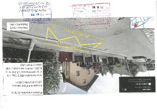 Fotografie ulice Mezilesní v Praze 4 Lhotka (Google Street View, červen 2024) s vyznačeným dopravním značením a úpravou sjezdu. Obsahuje texty: 'Plotová vrata…