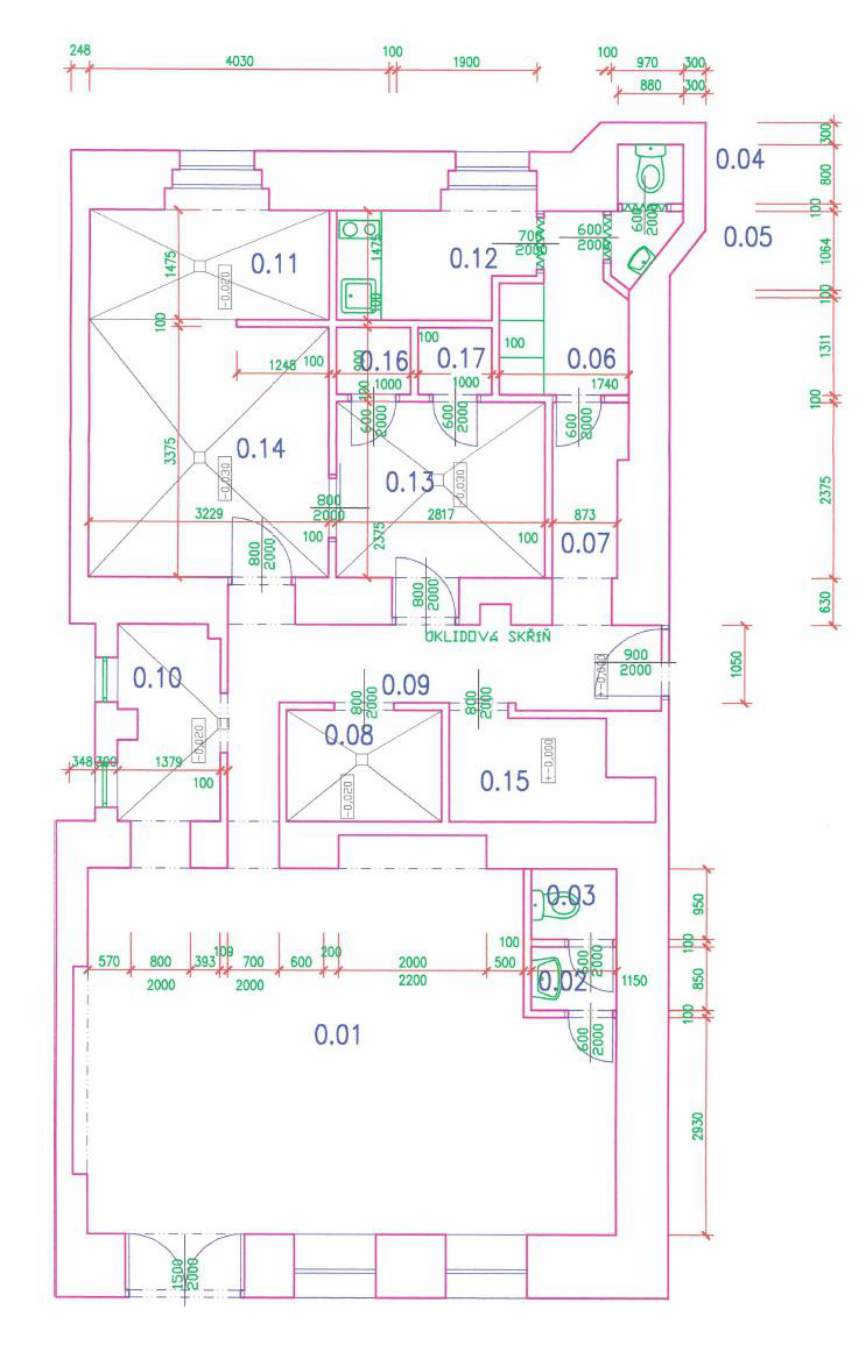 Půdorys podlaží budovy s vyznačenými místnostmi a kótami.