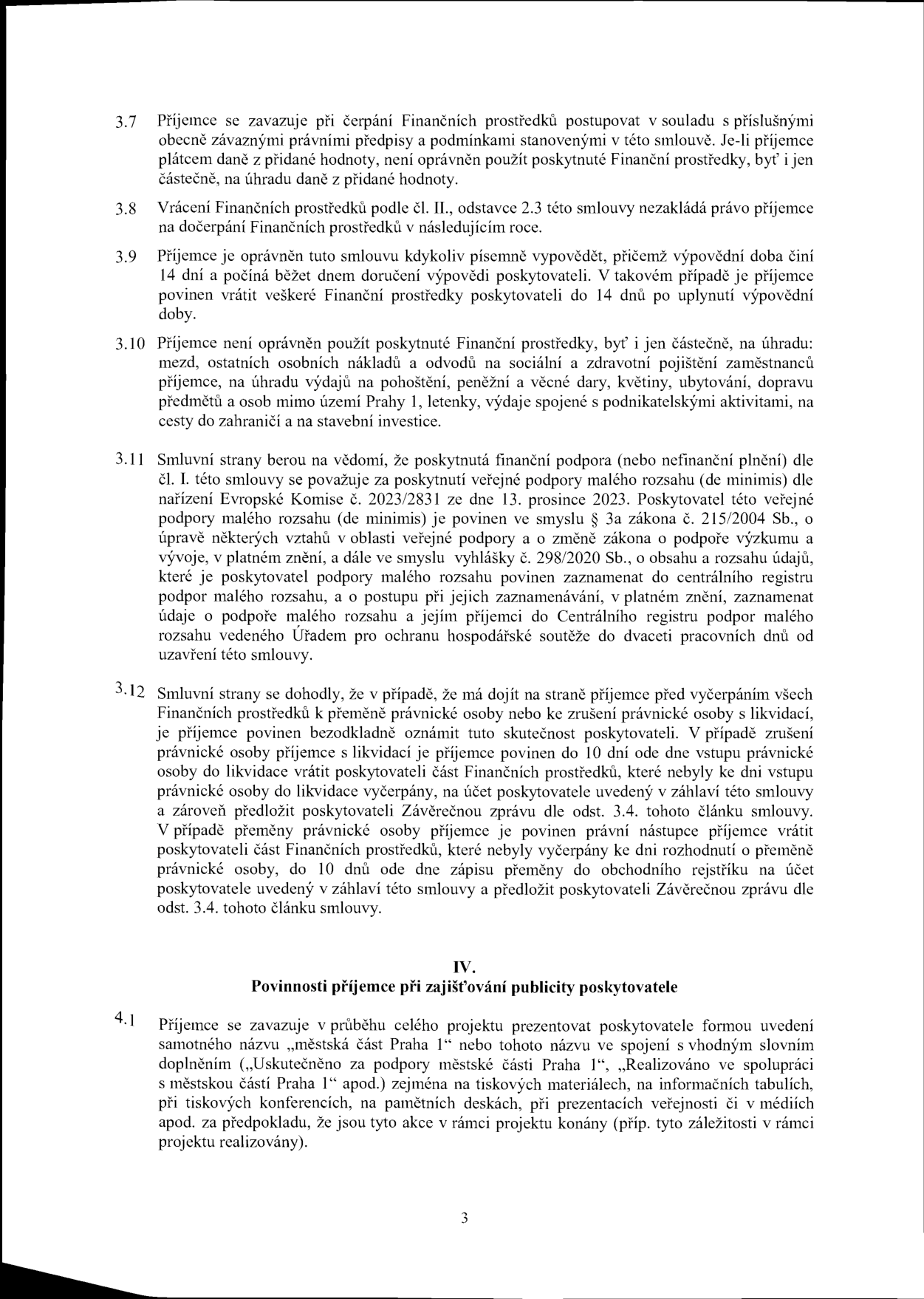 Strana 3 smlouvy obsahující body 3.7 až 4.1. Body se týkají podmínek čerpání finančních prostředků, vracení prostředků, výpovědi smlouvy, omezení použití prostředků (např. zákaz úhrady mezd, pohoštění, darů, cest do zahraničí), pravidel pro veřejnou podporu (de minimis), postupu při změně či zrušení právnické osoby příjemce a povinnosti příjemce zajistit publicitu poskytovatele (městská část Praha 1) v rámci projektu.