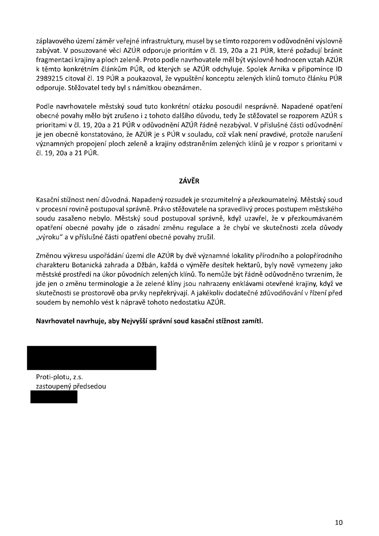Text dokumentu (strana 10) obsahující právní argumentaci v rámci kasační stížnosti. Hlavní body: 1. Argumentace navrhovatele, že AZÚR (Aktualizace zásad územního rozvoje) odporuje prioritám PÚR (Politika územního rozvoje) v článcích 19, 20a a 21 ohledně fragmentace krajiny a zelených klínů. 2. Závěr: Kasační stížnost není důvodná, napadený rozsudek je srozumitelný a přezkoumatelný. Městský soud postupoval správně. Změna výkresu uspořádání území (Botanická zahrada a Džbán) není řádně odůvodněna. Navrhovatel navrhuje, aby Nejvyšší správní soud kasační stížnost zamítl. Dokument je podepsán spolkem Proti-plotu, z.s.