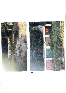 Fotografie řady garáží s graffiti, označená modrými šipkami. V pravé části obrázku je uvedeno datum: 03.07.2026 a číslice 2.