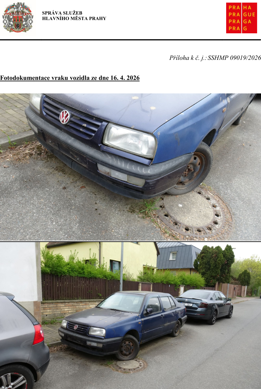Fotodokumentace vraku vozidla ze dne 16. 4. 2026. Dokument obsahuje hlavičku 'SPRÁVA SLUŽEB HLAVNÍHO MĚSTA PRAHY' a referenční číslo 'Příloha k č. j.: SSHMP 09019/2026'. Fotografie zachycují modrý osobní automobil značky Volkswagen (pravděpodobně model Vento/Jetta) zaparkovaný u obrubníku, s viditelným poškozením a chybějícími částmi.