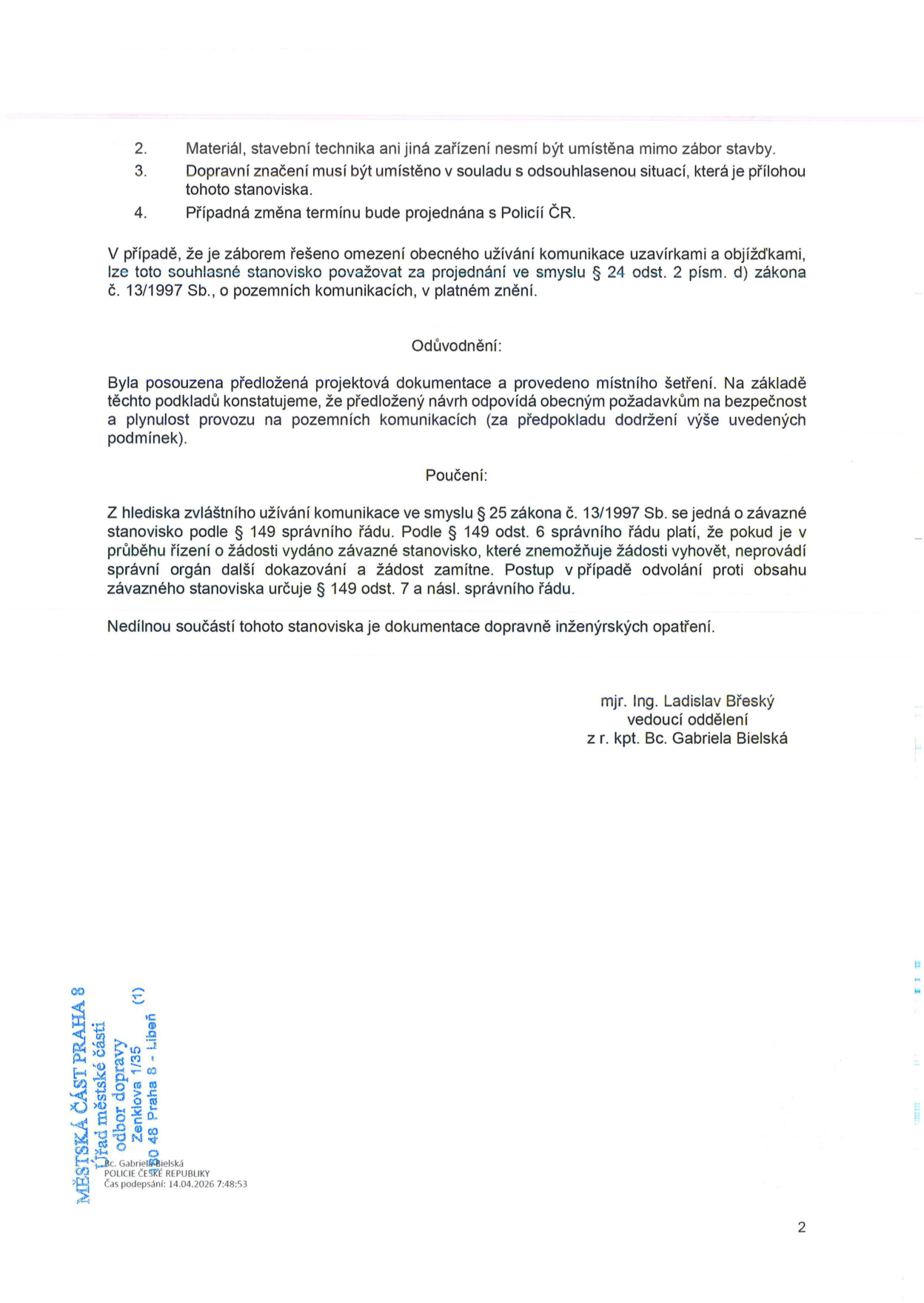 Druhá strana úředního rozhodnutí (stanoviska) odboru dopravy Městské části Praha 8. Obsahuje body 2-4 podmínek (zákaz umisťování materiálu mimo zábor, povinnost dodržet dopravní značení dle situace, nutnost projednat změnu termínu s Policií ČR). Dále obsahuje odůvodnění, že projektová dokumentace byla posouzena a odpovídá požadavkům na bezpečnost a plynulost provozu, a poučení o závaznosti stanoviska dle správního řádu. Dokument podepsali mjr. Ing. Ladislav Břeský a za něj Bc. Gabriela Bielská. V patičce je uvedena adresa úřadu: Zenklova 1/35, 180 48 Praha 8 - Libeň a čas podpisu 14.04.2026 7:48:53.